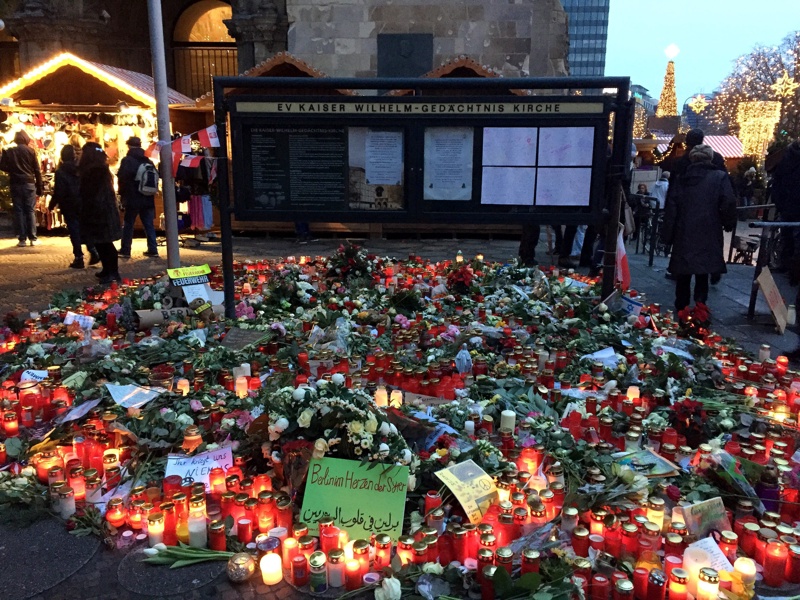 Мястото на последната трагедия на коледния пазар в Берлин е отрупано с цветя