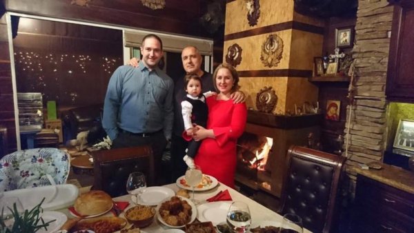 Бойко Борисов с дъщеря си, зет си и внука си около масата на Бъдни вечер