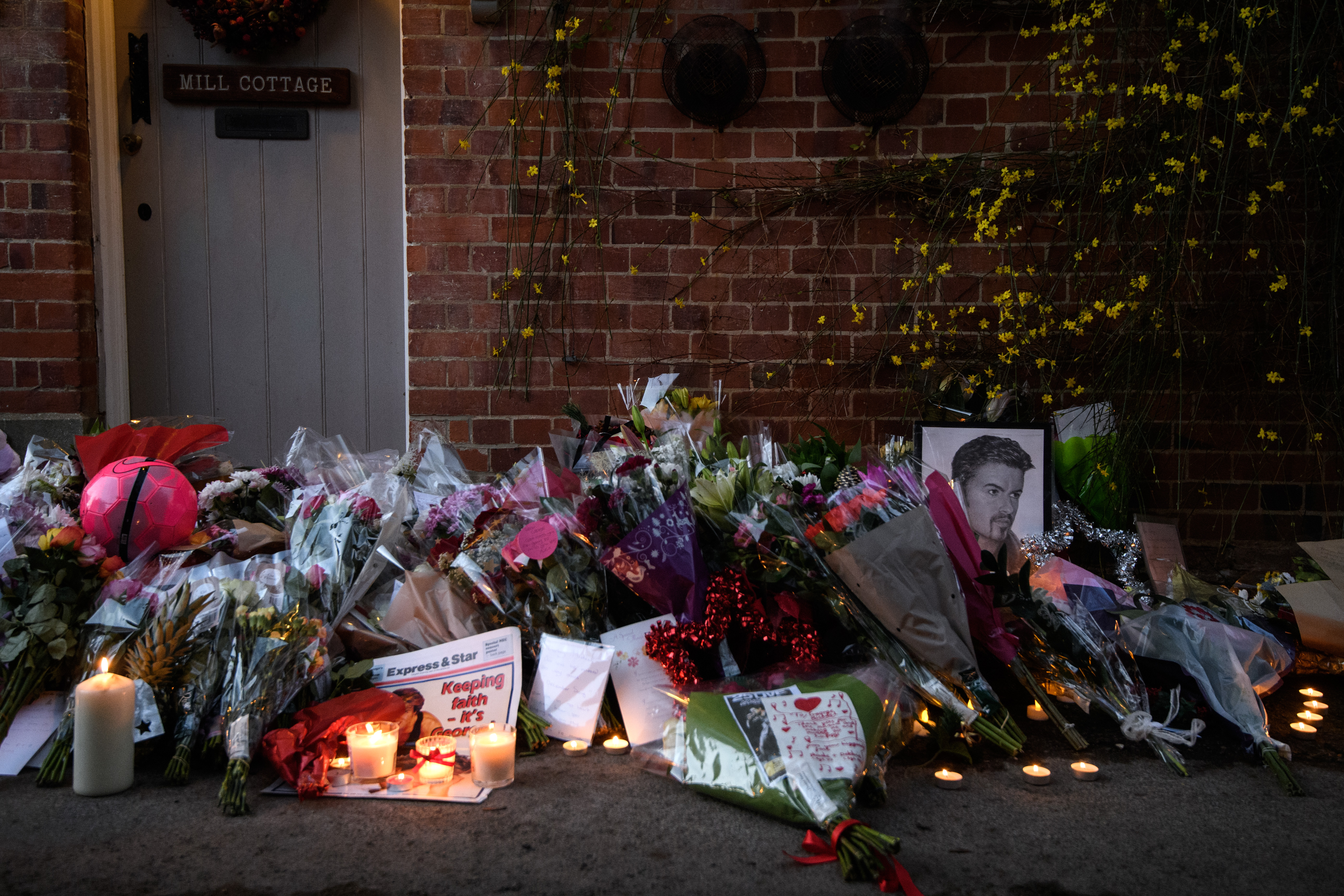 Фенове на Джордж Майкъл оставят цветя пред дома му
