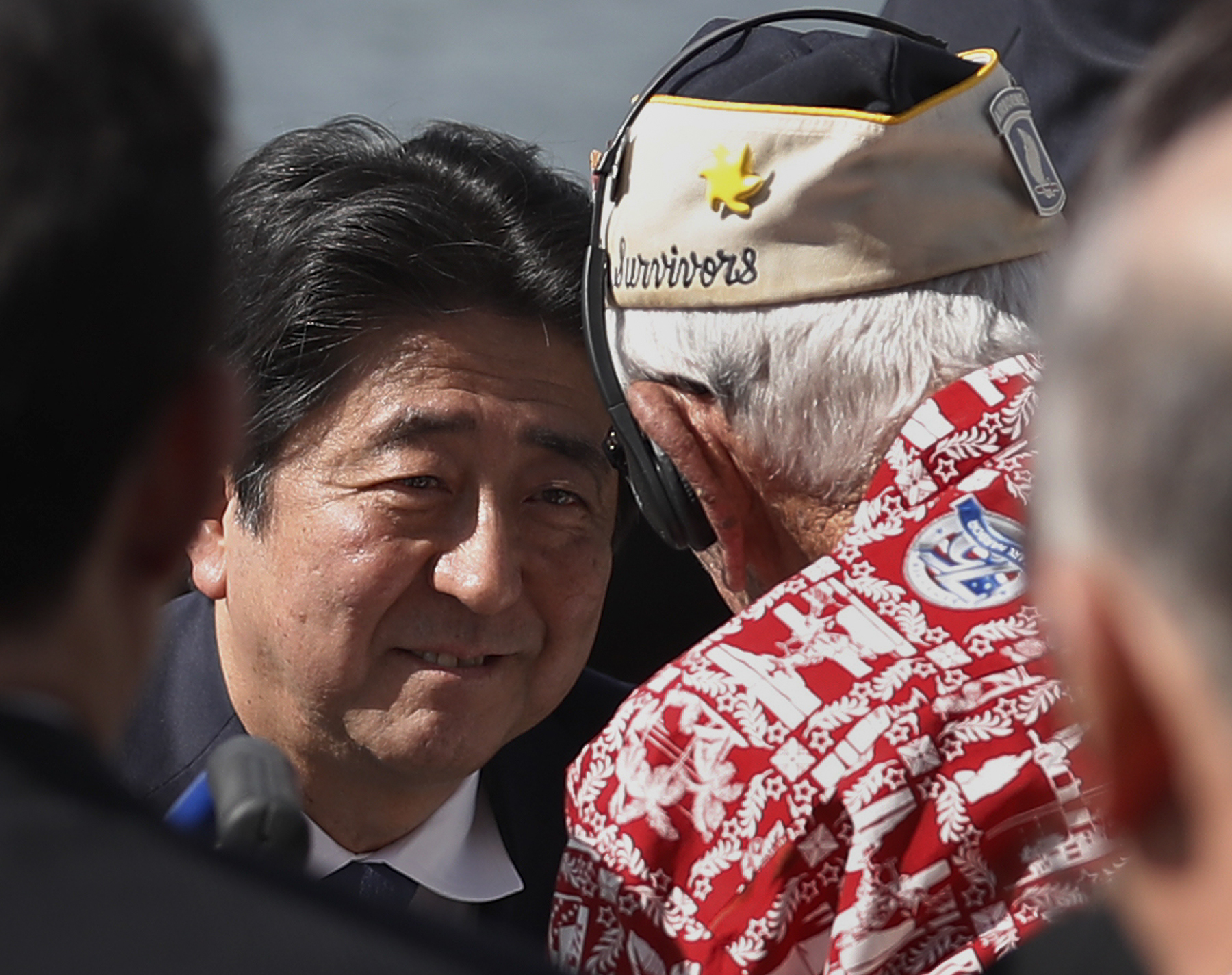 Премиерът на Япония положи венец в Пърл Харбър