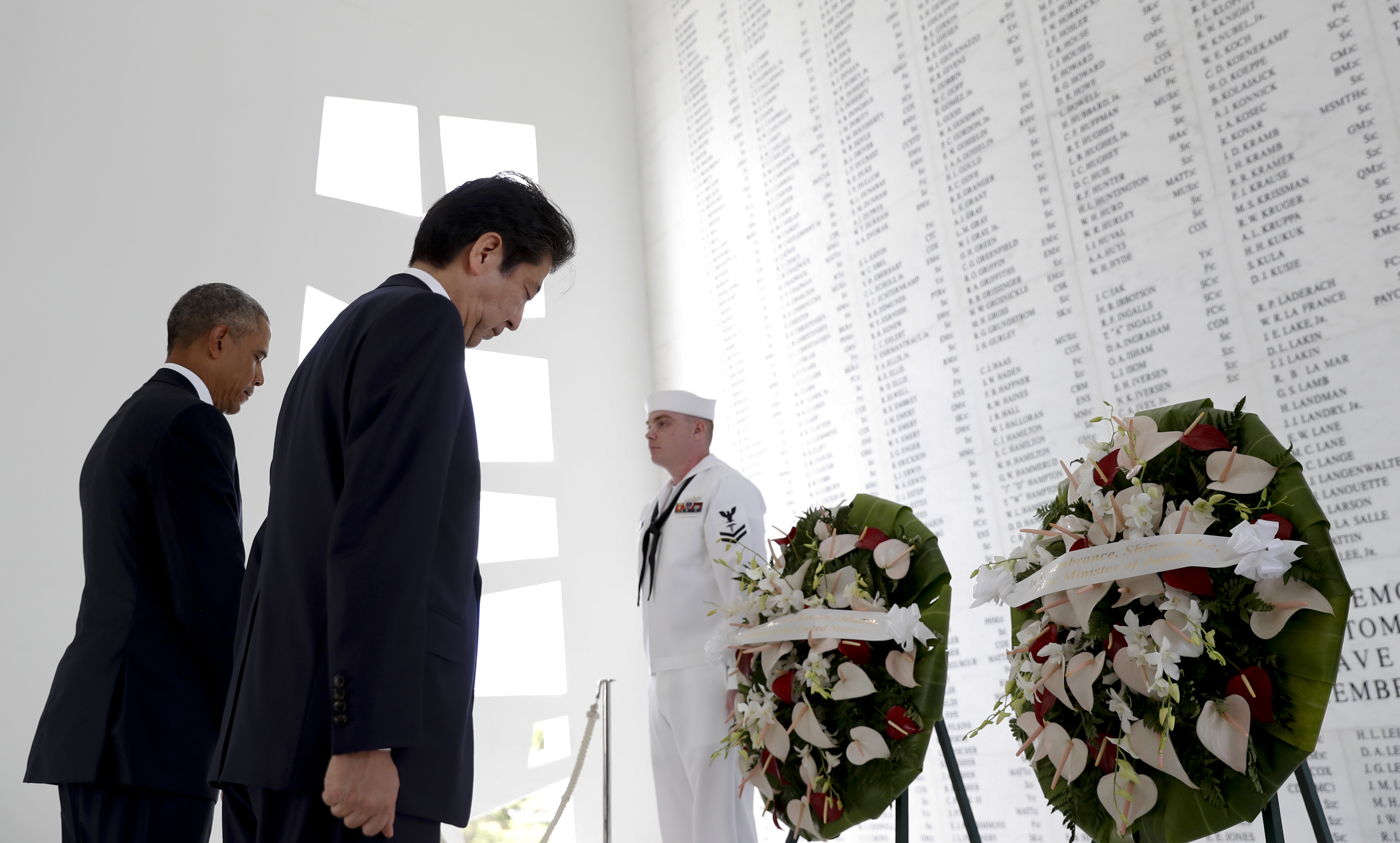 Японският премиер Шиндзо Абе положи венец пред мемориала на американския крайцер ”Аризона” в Пърл Харбър