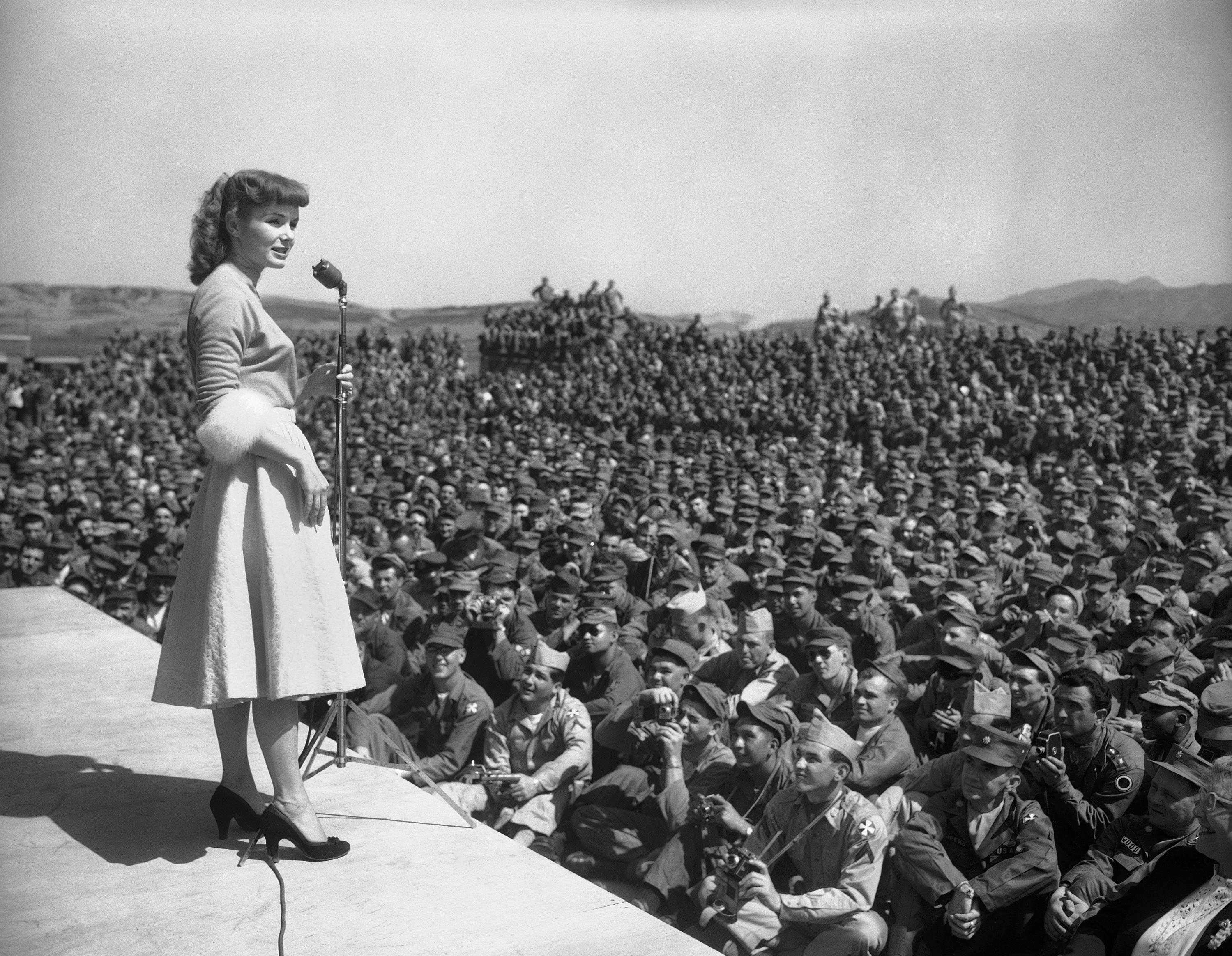Деби Рейнолдс през 1955 г. пред американски войници в Южна Корея