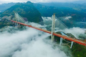 Пуснаха движението по най-високия мост в света (ВИДЕО)