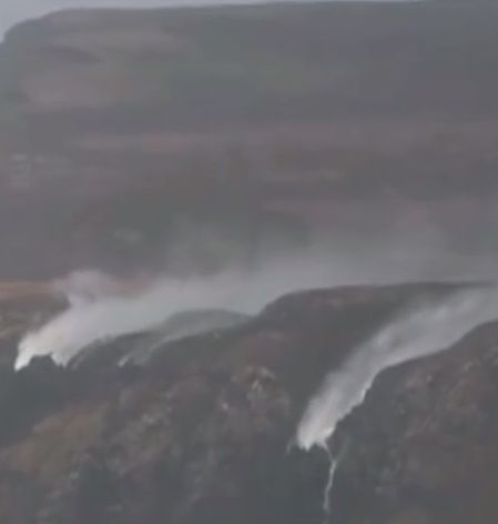 Водопад тече нагоре заради силен вятър (видео)