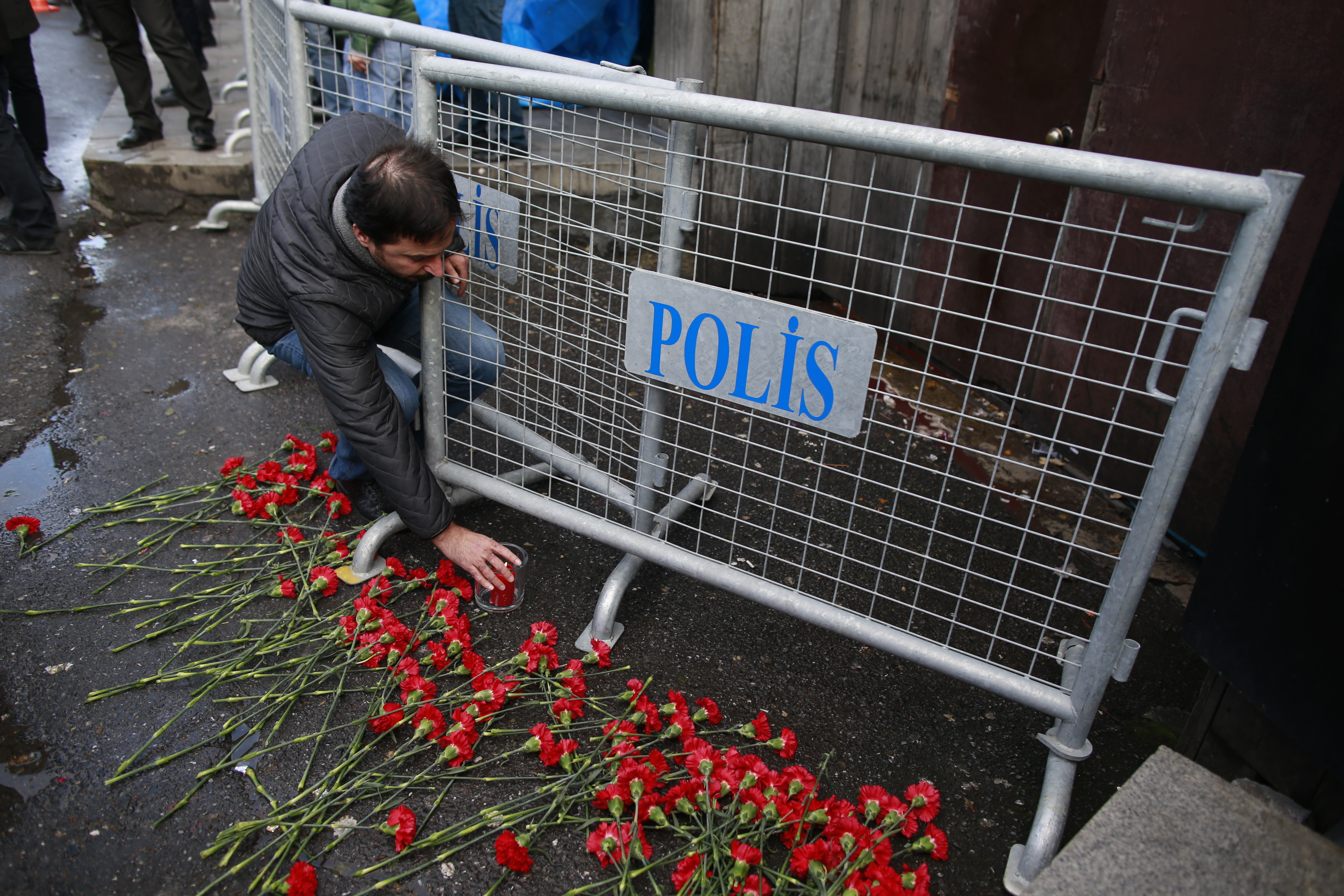 Десетки се стичат и полагат цветя пред нощния клуб в Истанбул, станал лобно място на десетки
