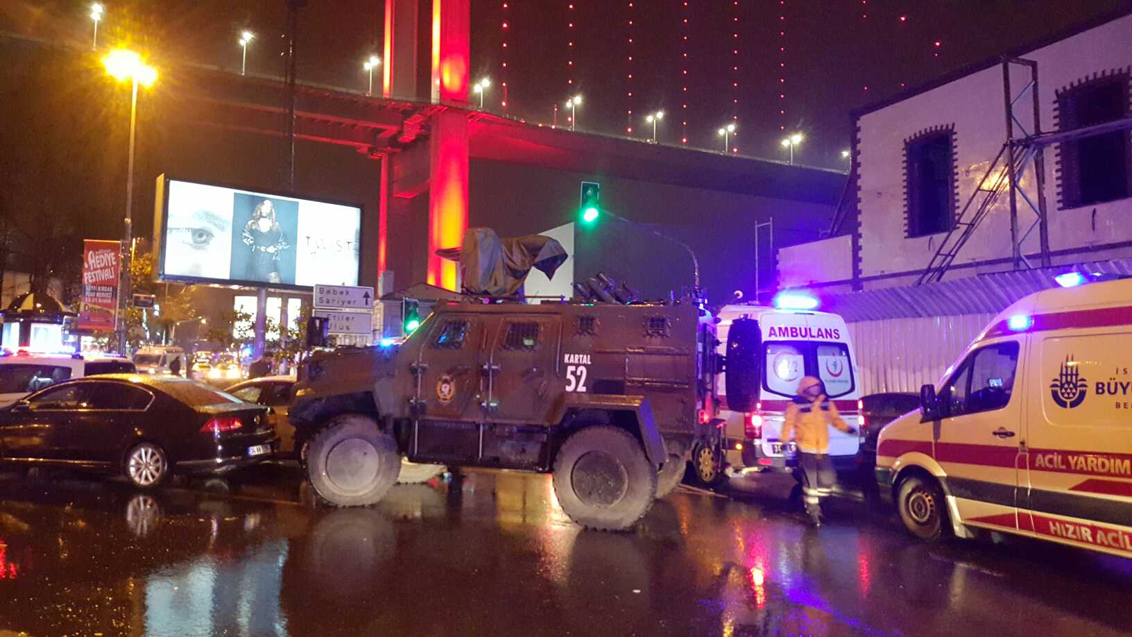 Валията на Истанбул определи нападението като терористично