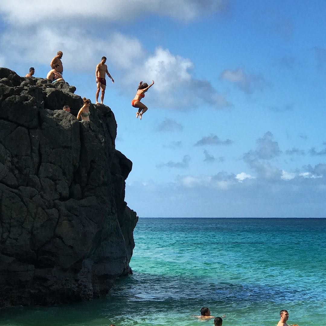 Никол Шерцингер и Григор Димитров скачат от скали в Хаваи