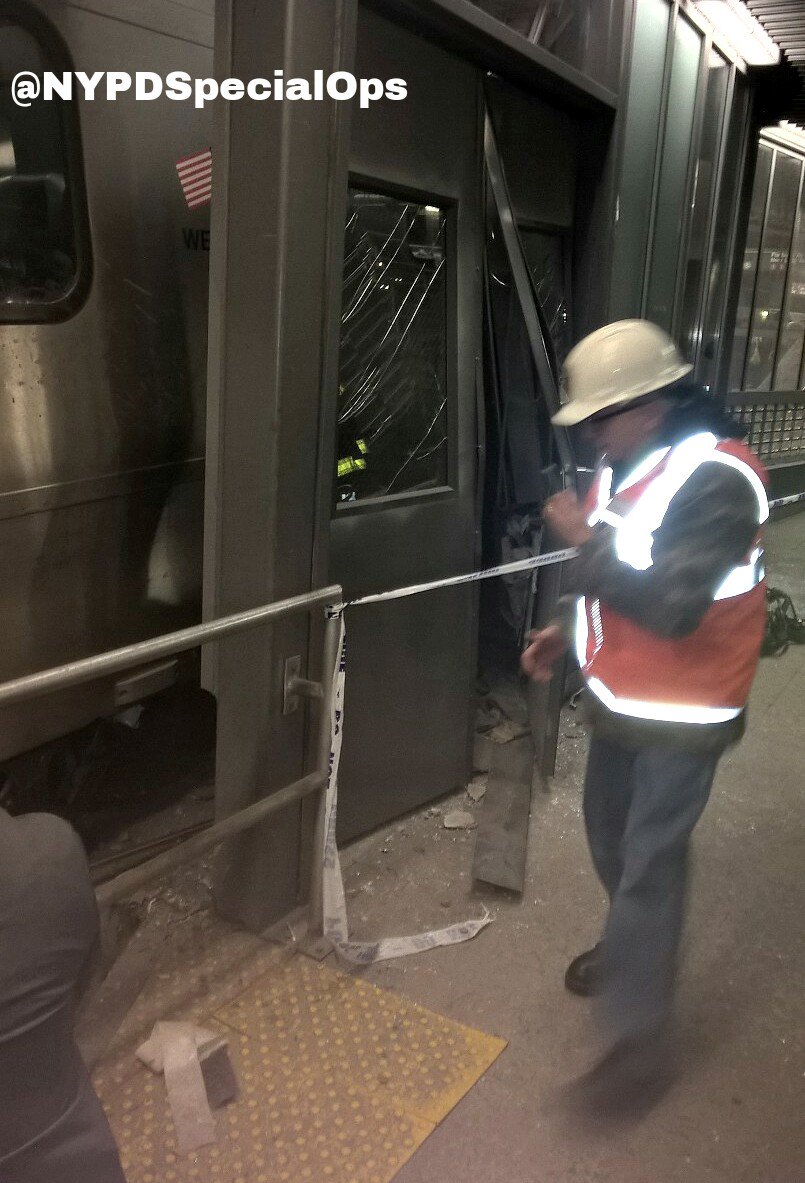 Влак дерайлира в Ню Йорк, десетки са пострадали