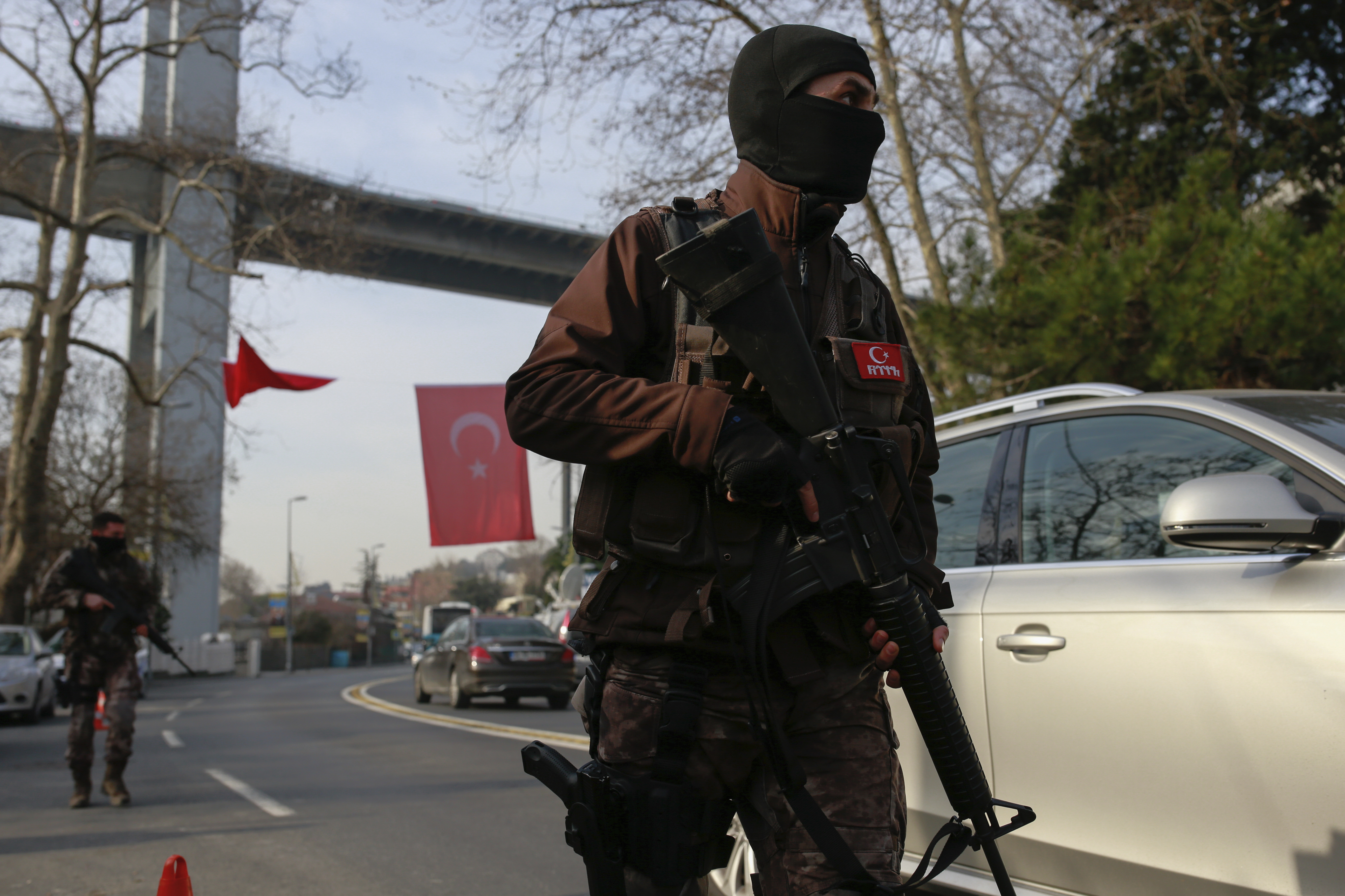 Полицай от турските спецчасти патрулира недалеч от клуб ”Реина” в Истанбул