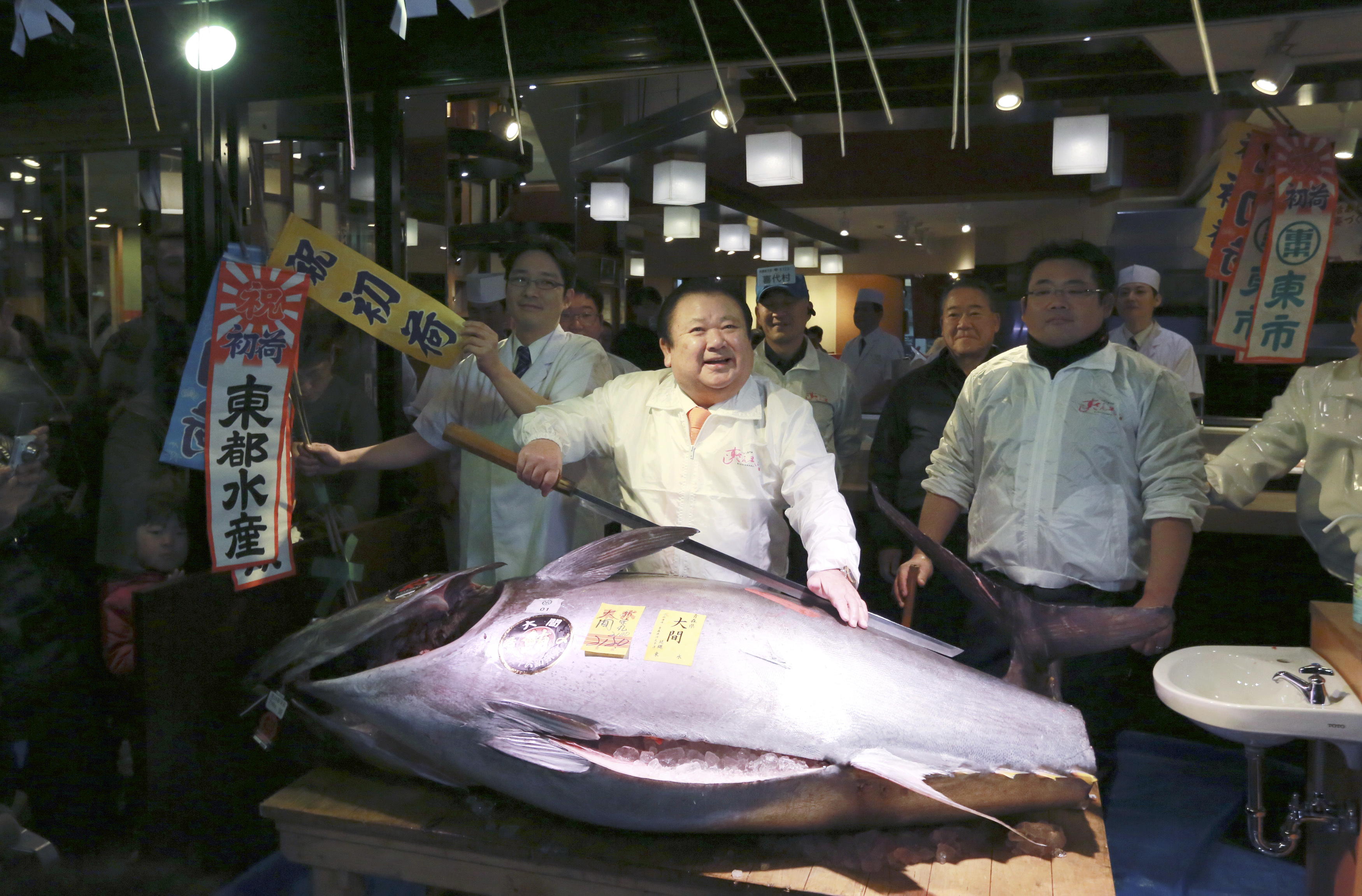 Японец плати $632 000 за 212-килограмова риба (снимки)