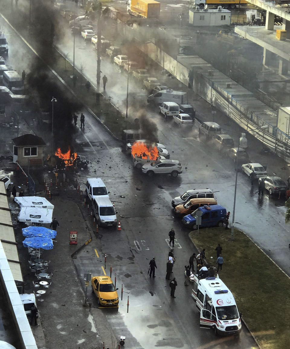 Кола бомба се взриви в Измир, има убити и ранени