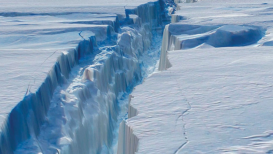 Колосален айсберг се откъсва от Антарктика