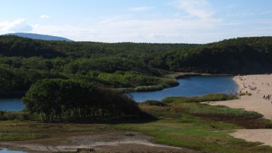 Плажа Синеморец замърсен с катранени топчета мазут