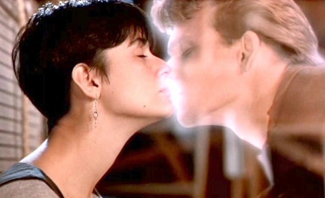 Целувката между Деми Мур и Патрик Суейзи в ”Призрак”