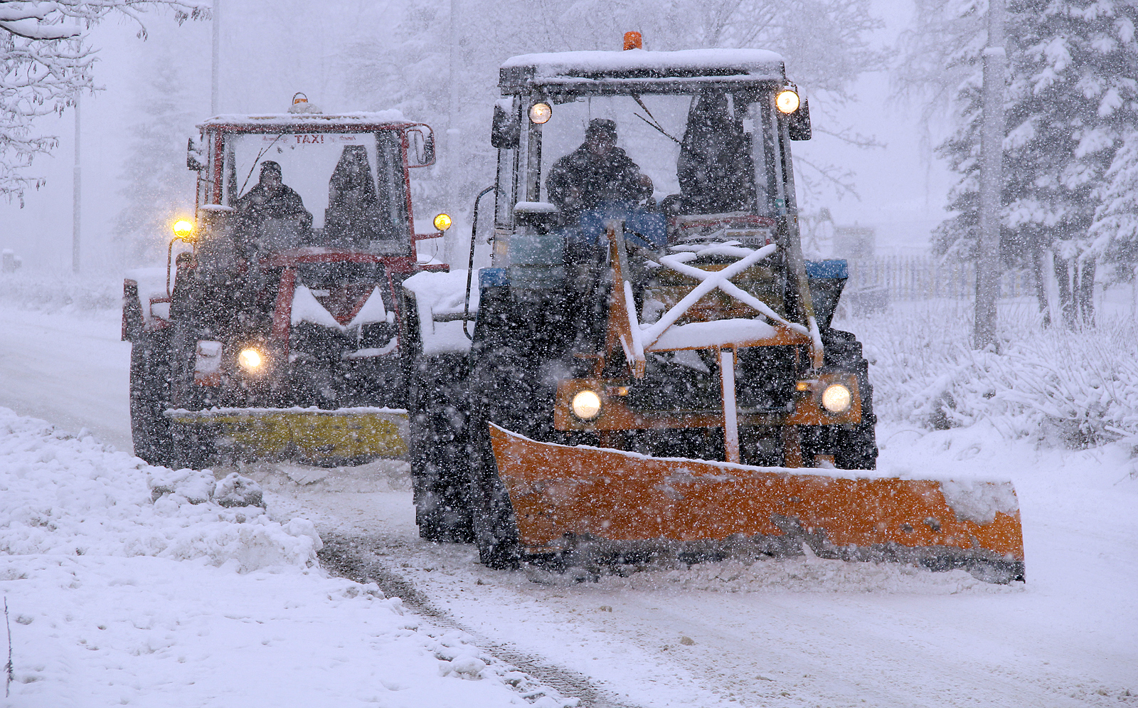 Снегорини почистват пътищата в Родопите