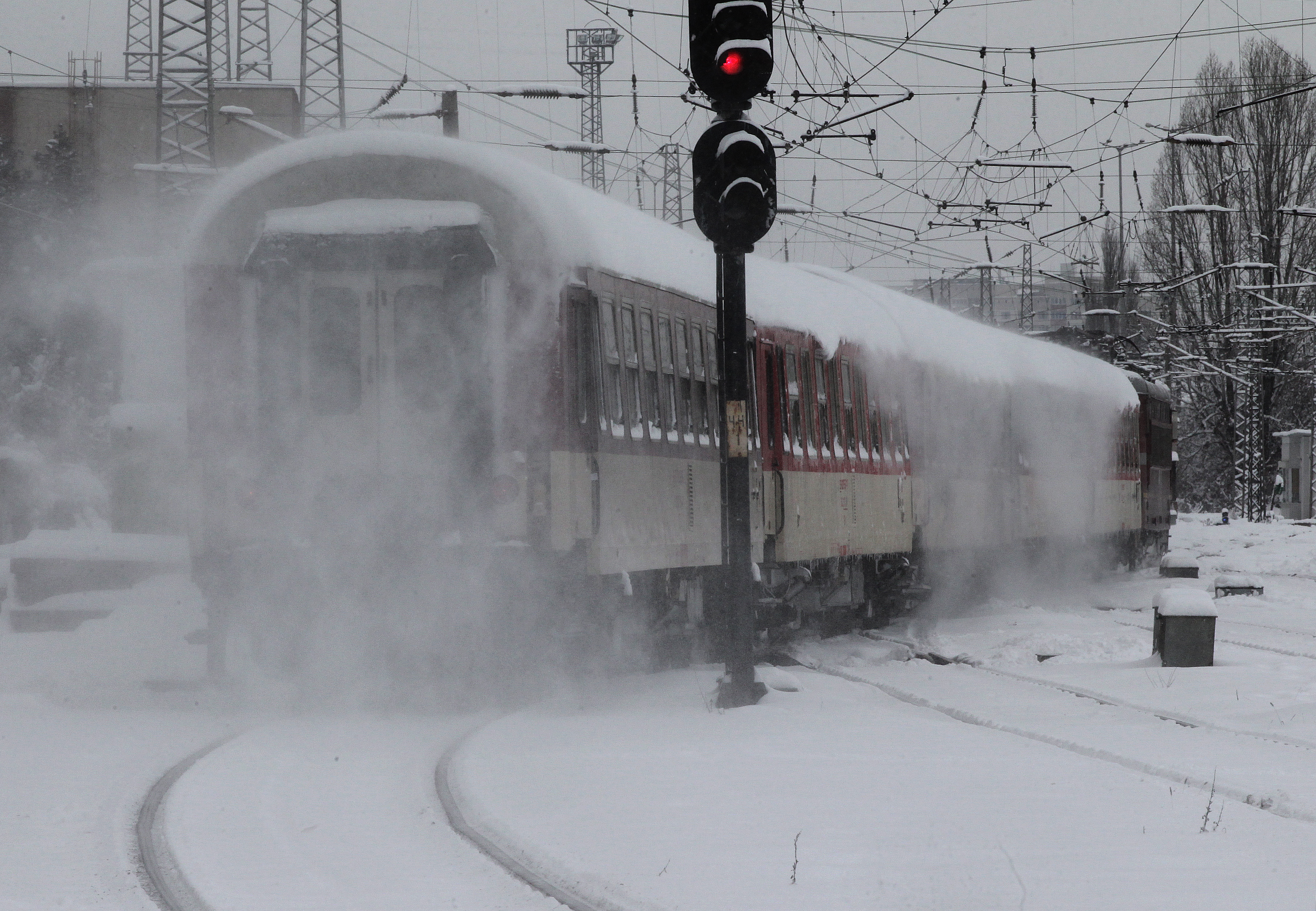 Движението на влаковете в страната се осъществява при усложнени зимни условия