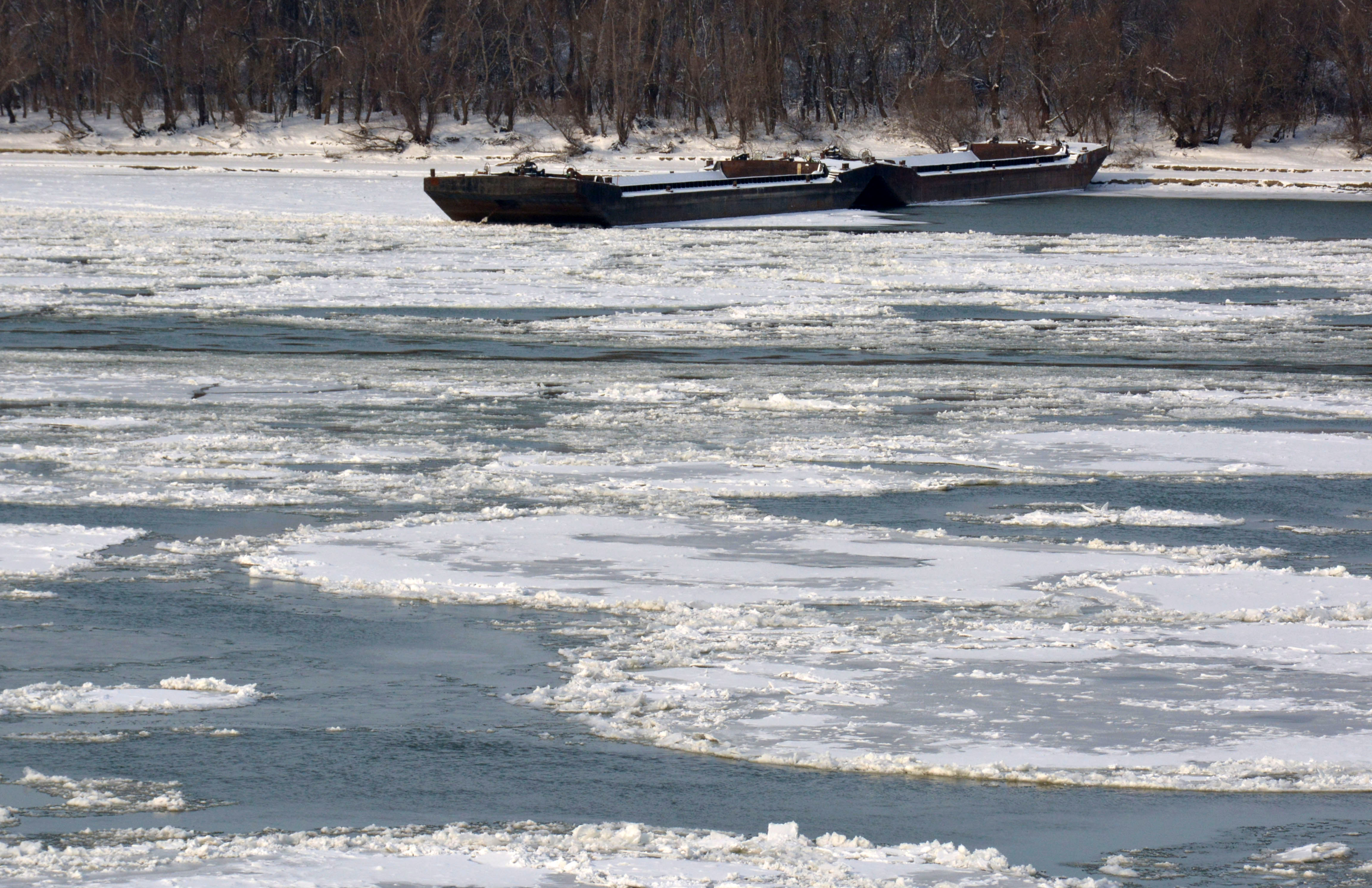 Спряха корабите и в българската част на Дунав заради леда