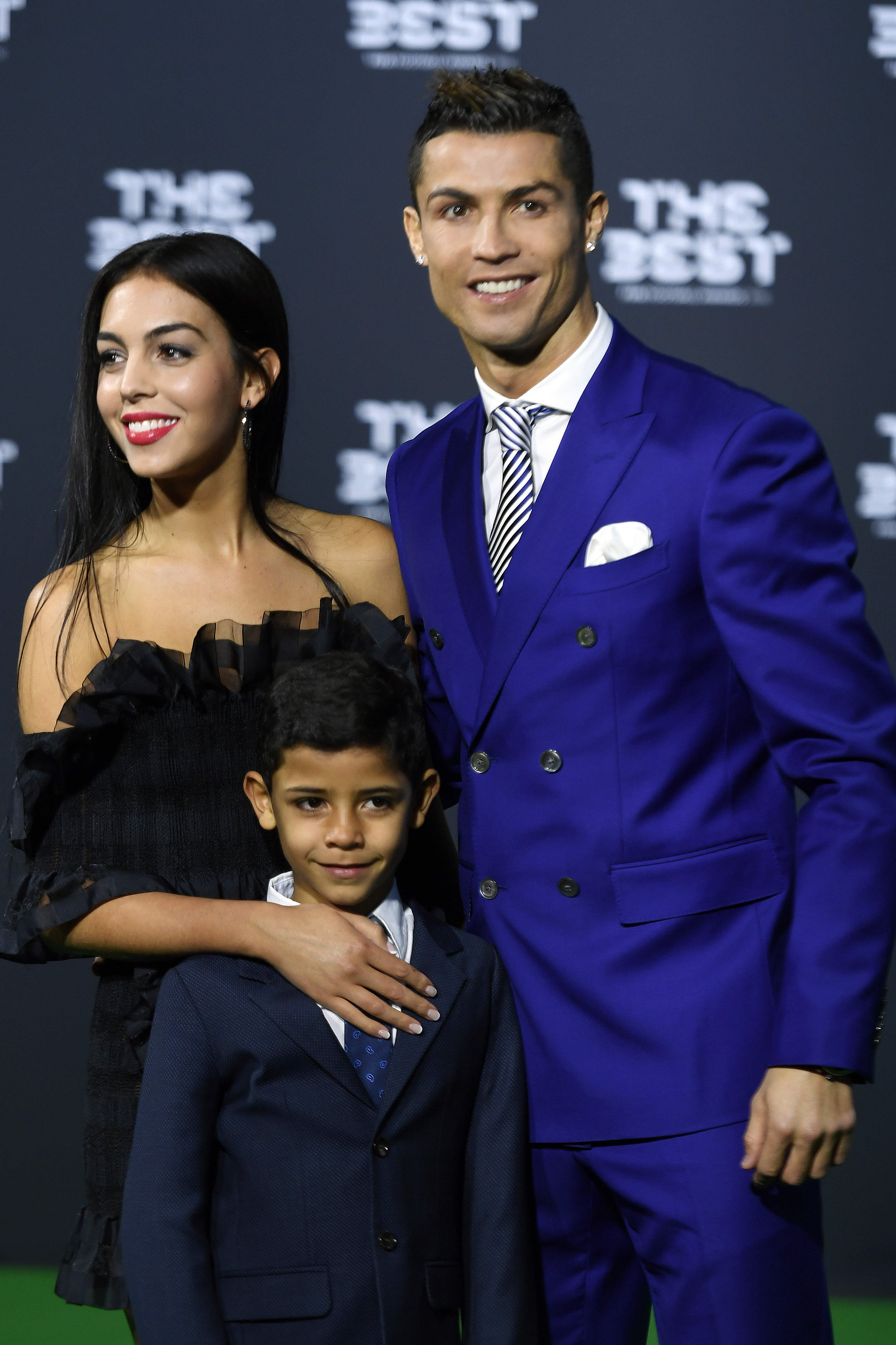 Кристиано Роналдо със сина си и с Джорджина Родригес