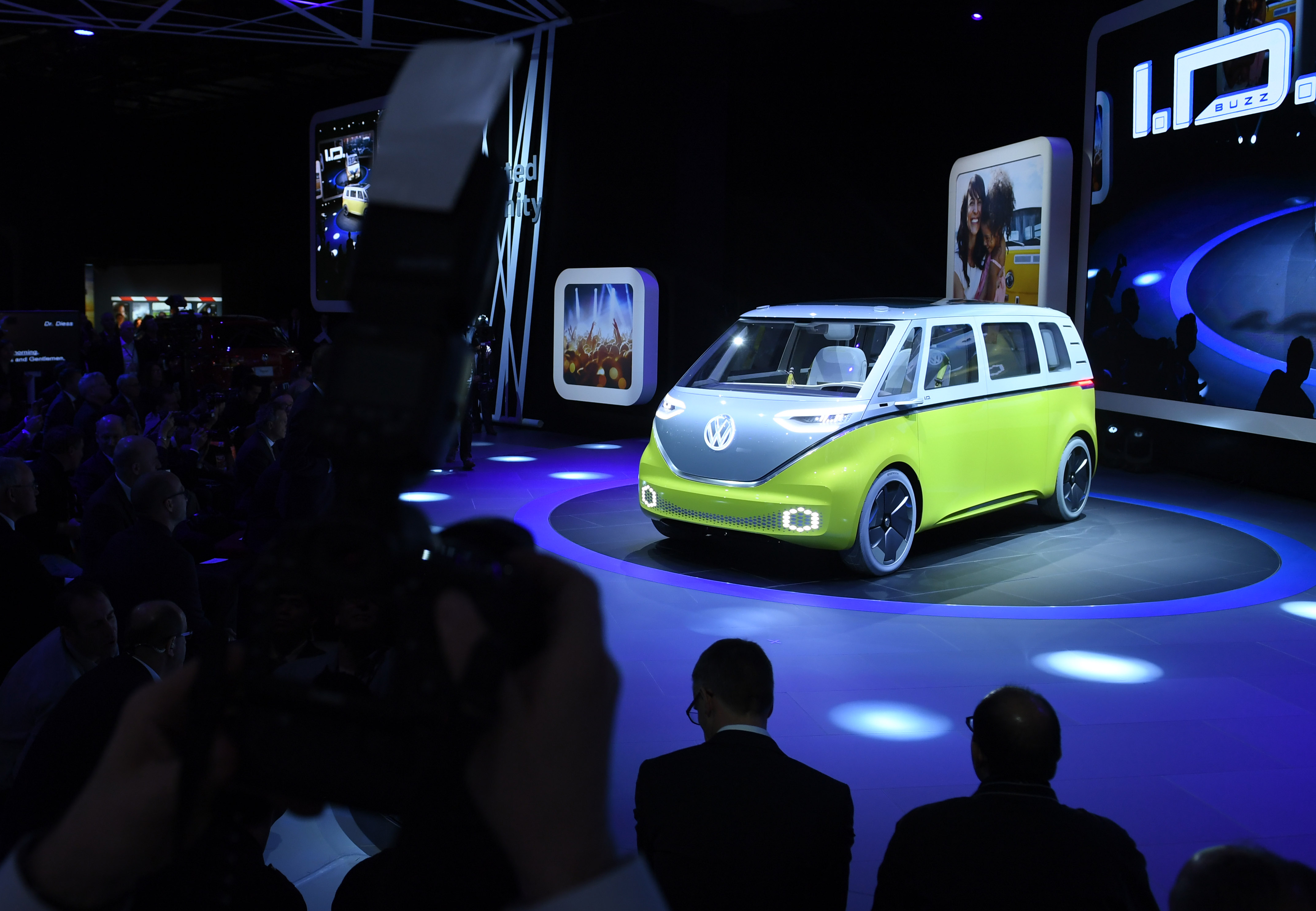 Автономният миниван ID.Buzz вози директора на Volkswagen