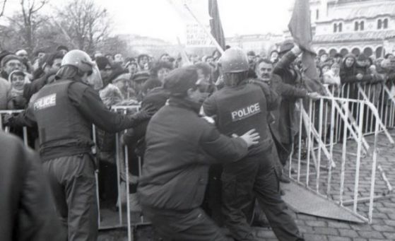 Протестът пред парламента преди 20 години