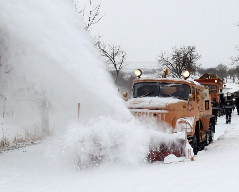 Снегопочистващите фирми работят на 24-часов режим