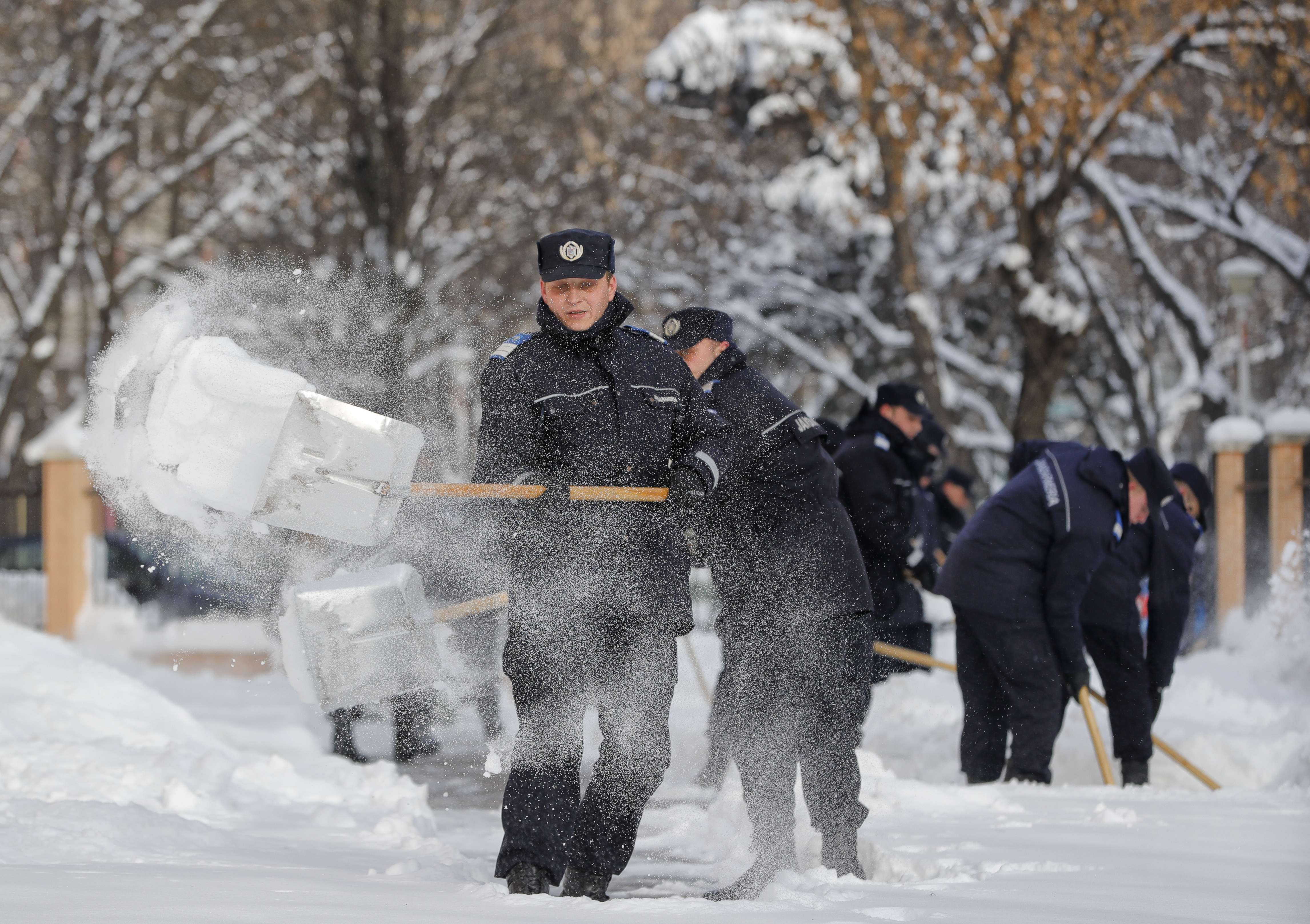 В Румъния, при минус 20 градуса, полицаи са мобилизирани да разчистват снега
