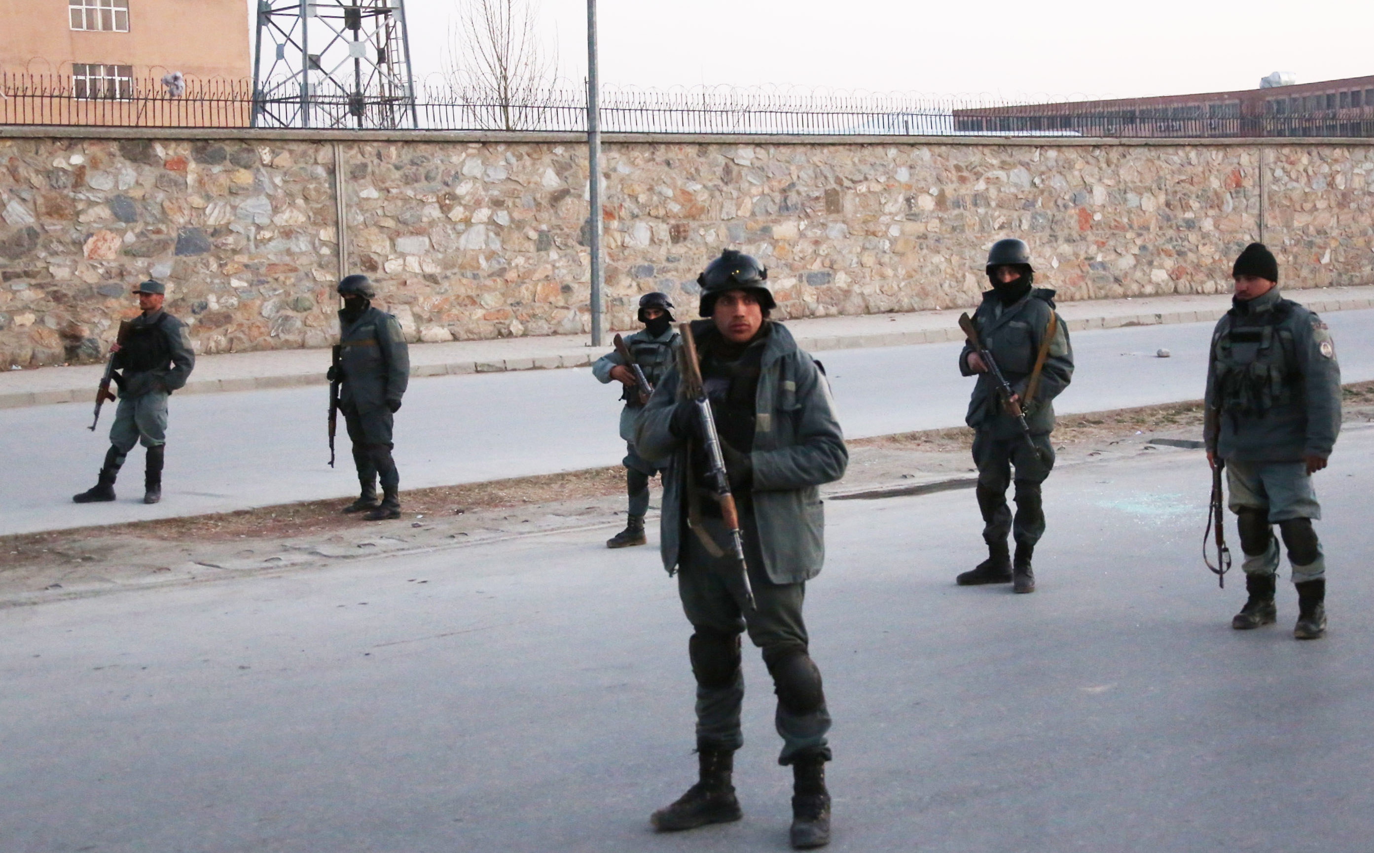 Афганистански специални части около мястото на атентата в Кабул
