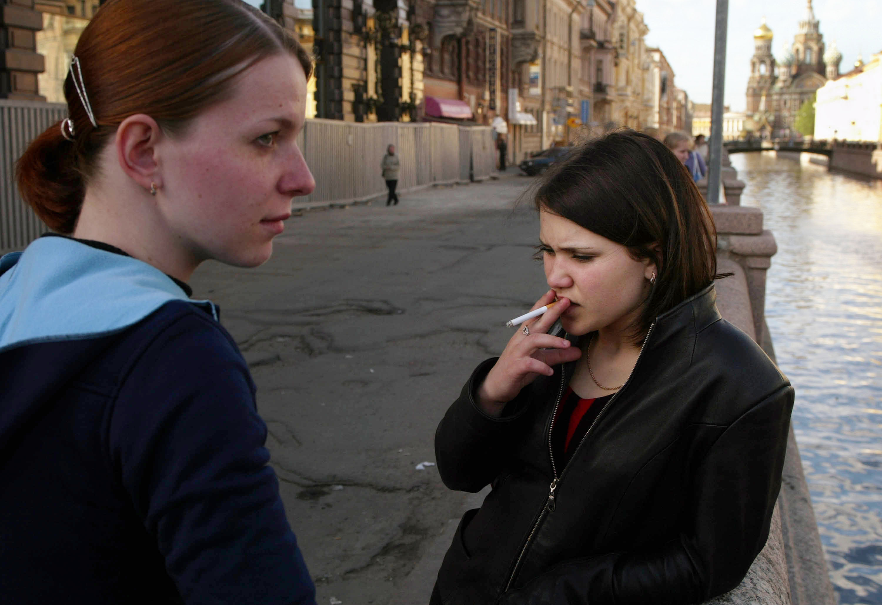 Млади момичета пушат в Санкт Петерсбург