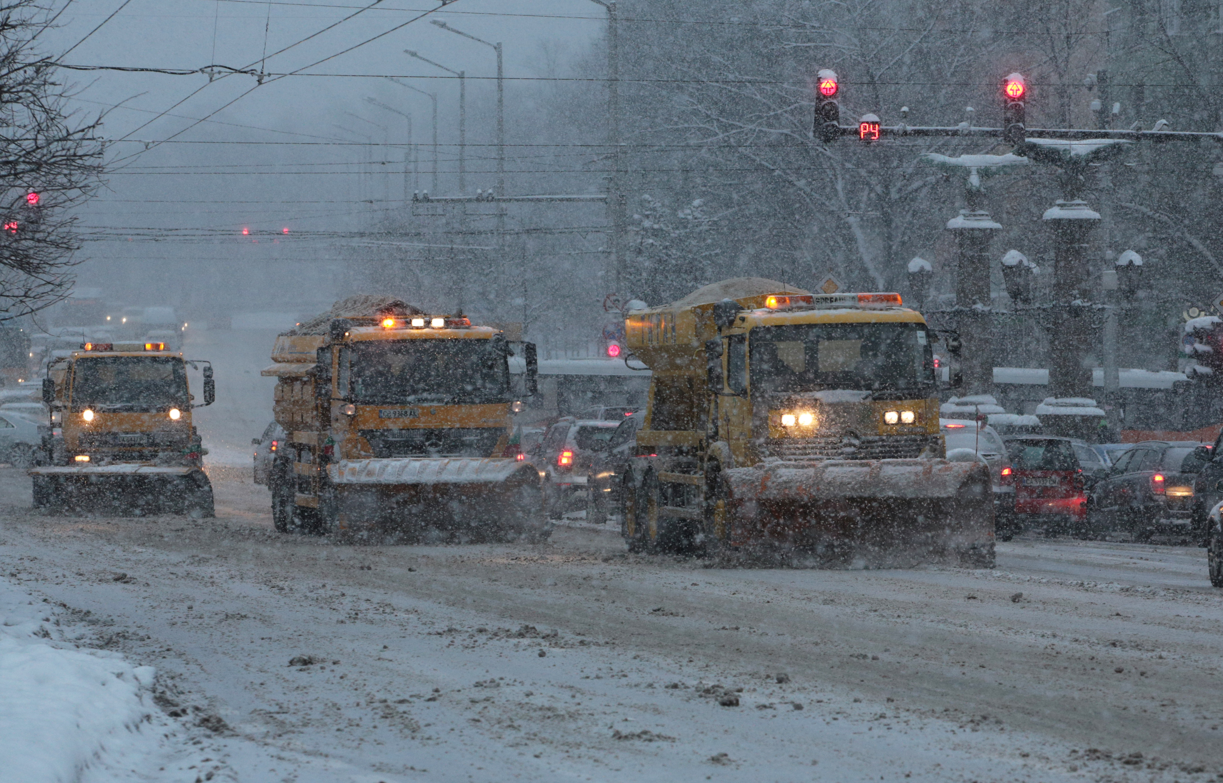 След студа и обилния снеговалеж пак зейнаха дупки и пукнатини по софийския булевард ”Цариградско шосе”