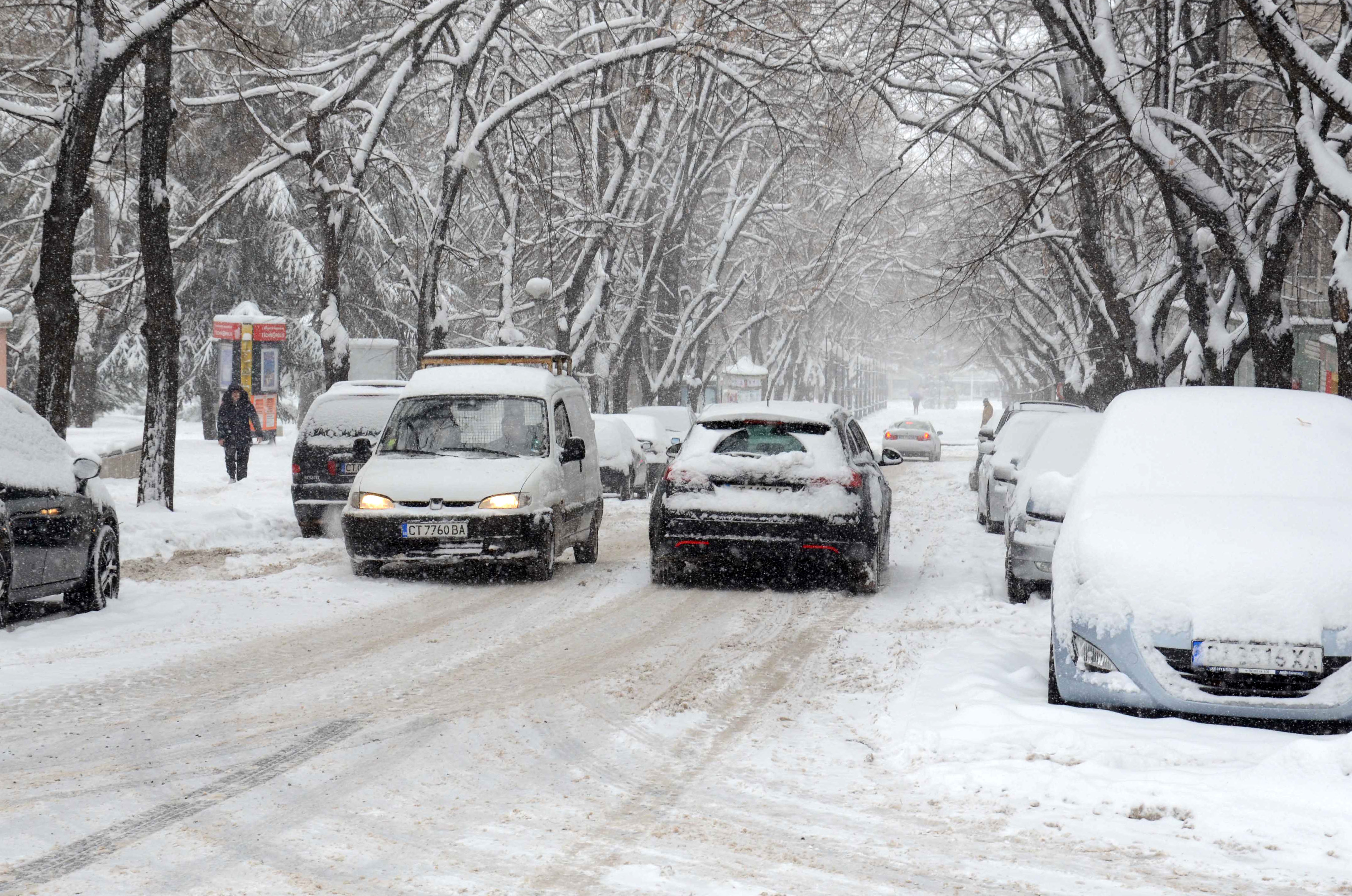 Над 1000 машини почистват пътните настилки в районите със снеговалеж