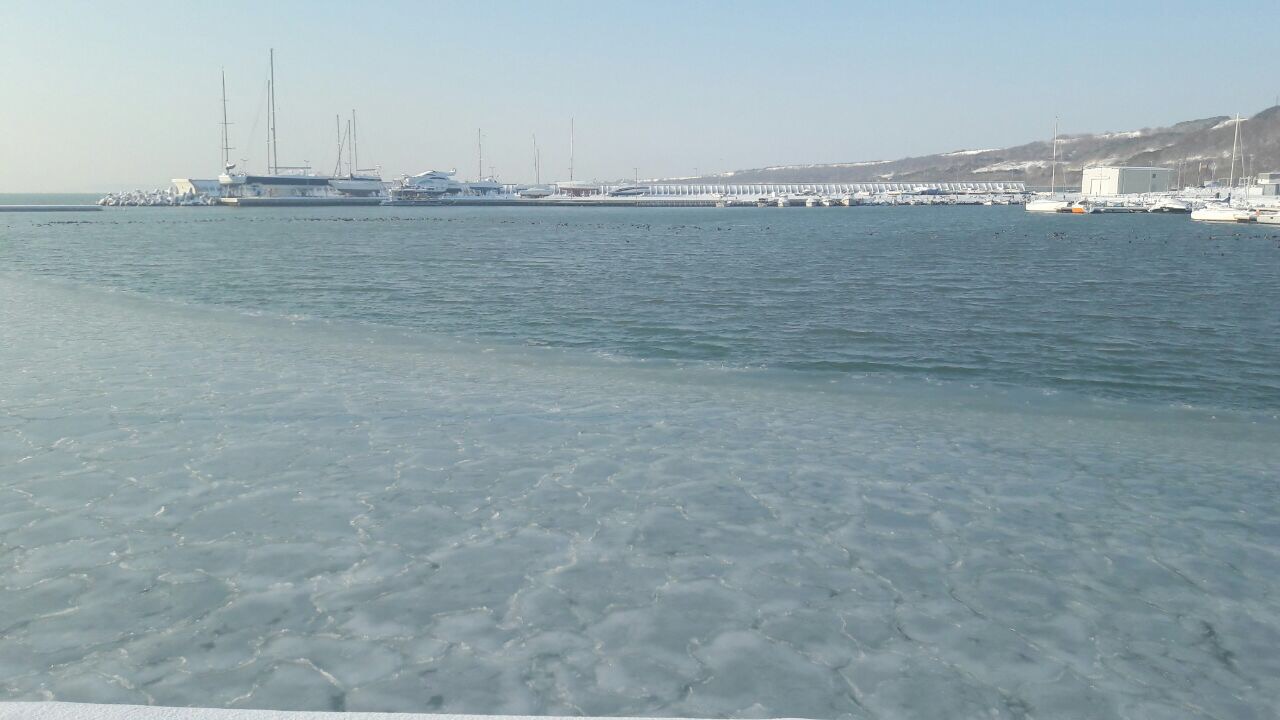Морето край Бургас замръзна (снимки)