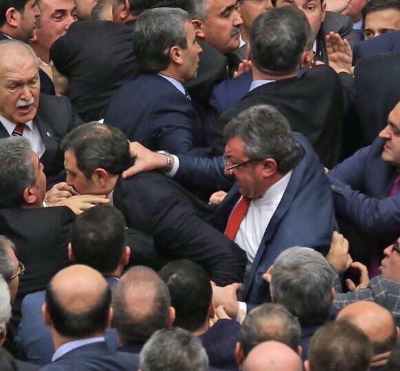 Бой между депутати в турския парламент (видео)