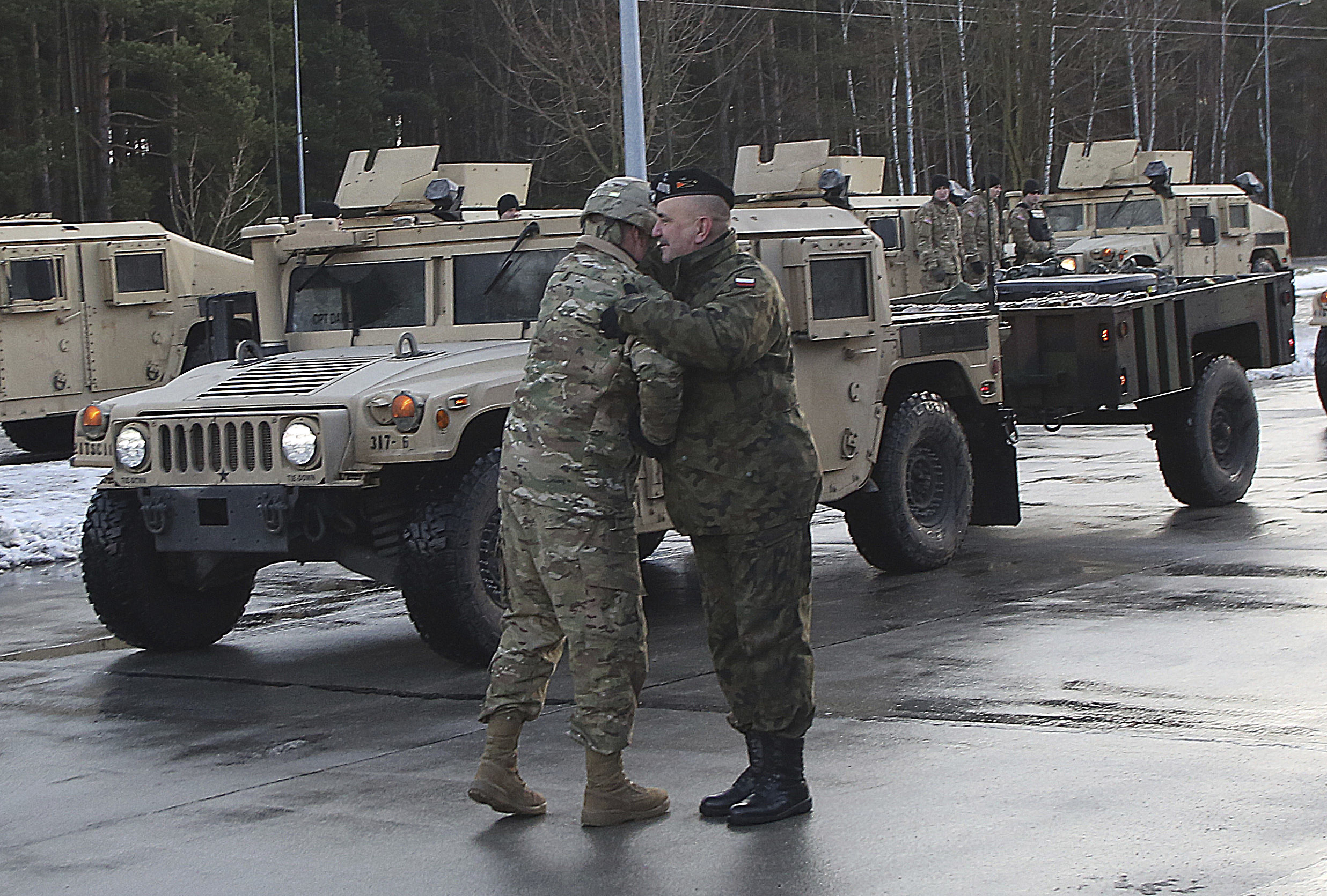 Американски войници и техника пристигат в Полша