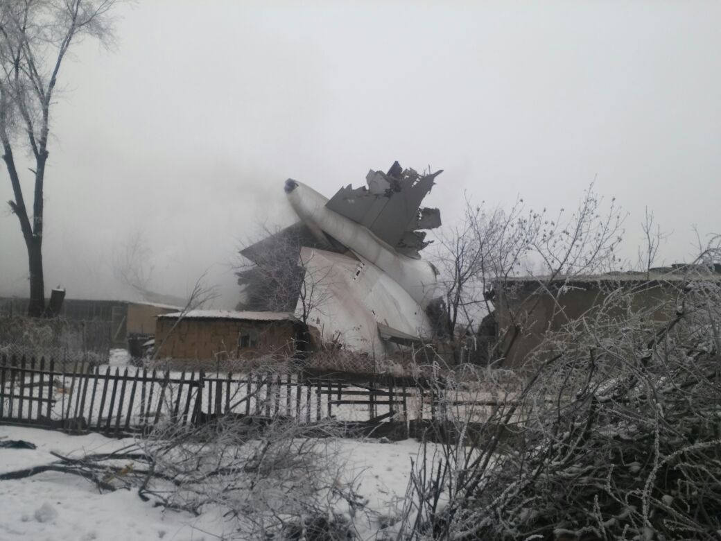 Турски самолет се разби в Киргизстан, има десетки загинали