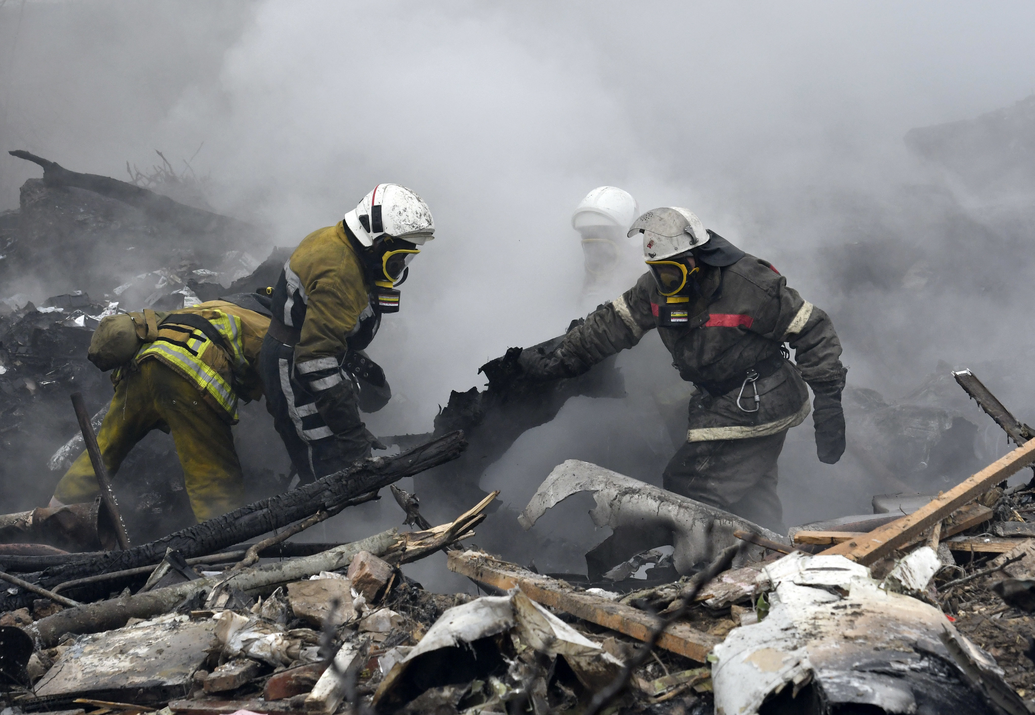 Киргизки пожарникари и спасители на мястото на авиокатастрофата край Бишкек
