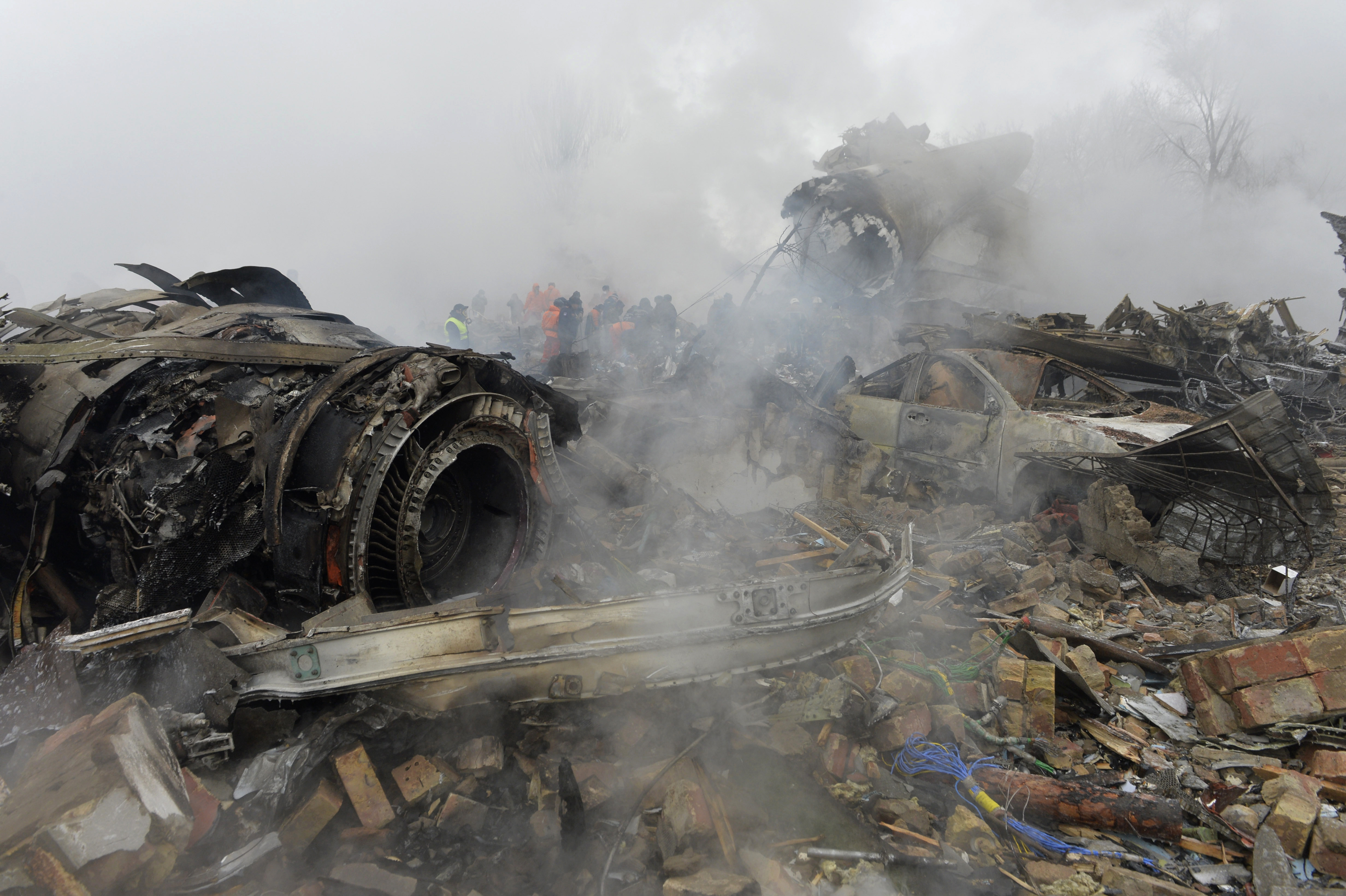 Турски самолет падна в населен район в Киргизстан