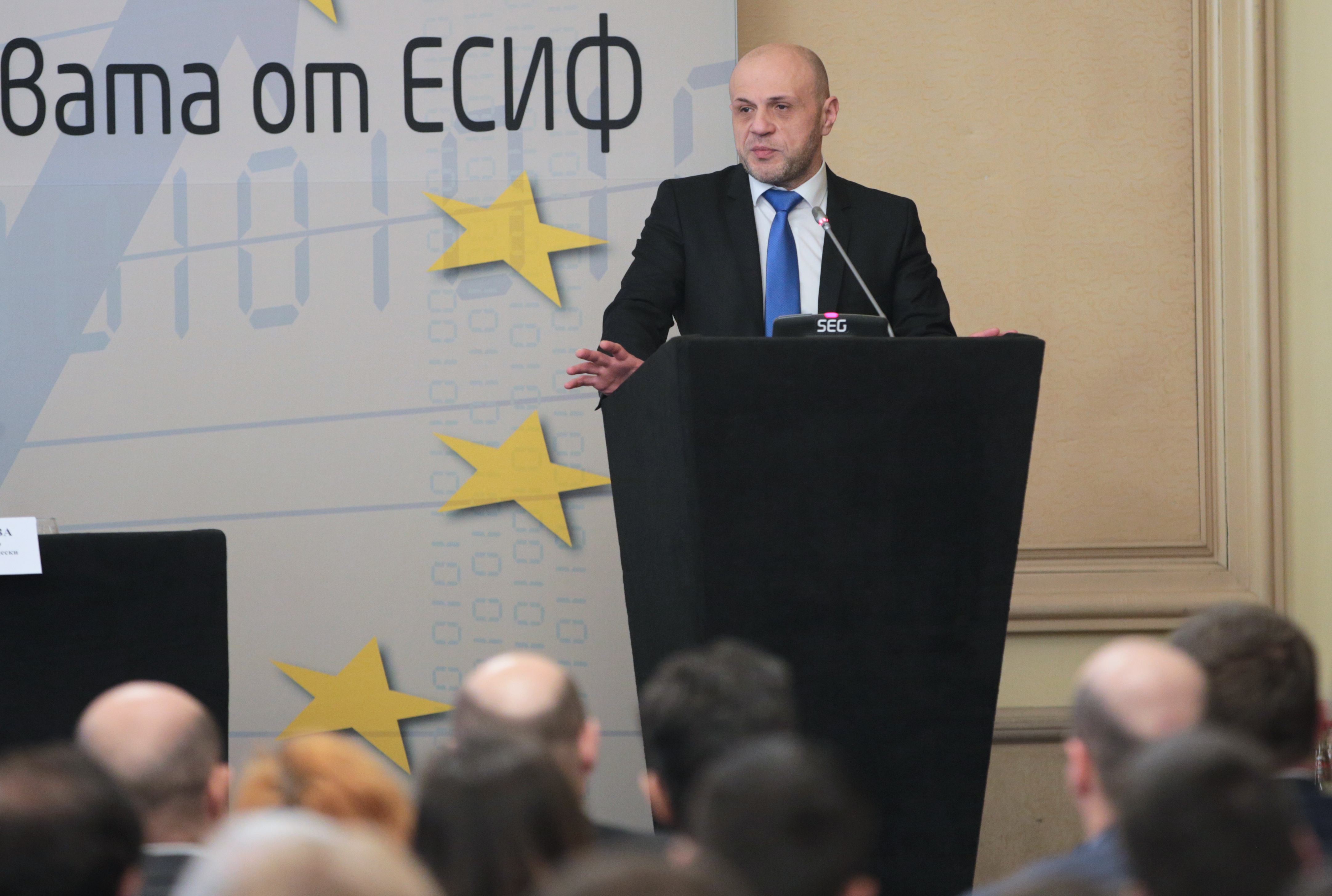 Първостепенната задача на страната е да се научи да ползва европейските средства от финансов инженеринг, каза Дончев