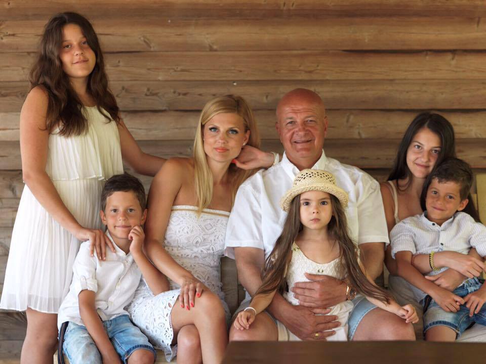 Стефан Шарлопов със семейството си