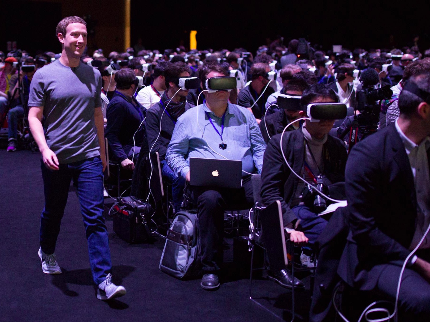 Марк Зукърбърг ще направи милиарди от виртуалната реалност, твърдят експертите