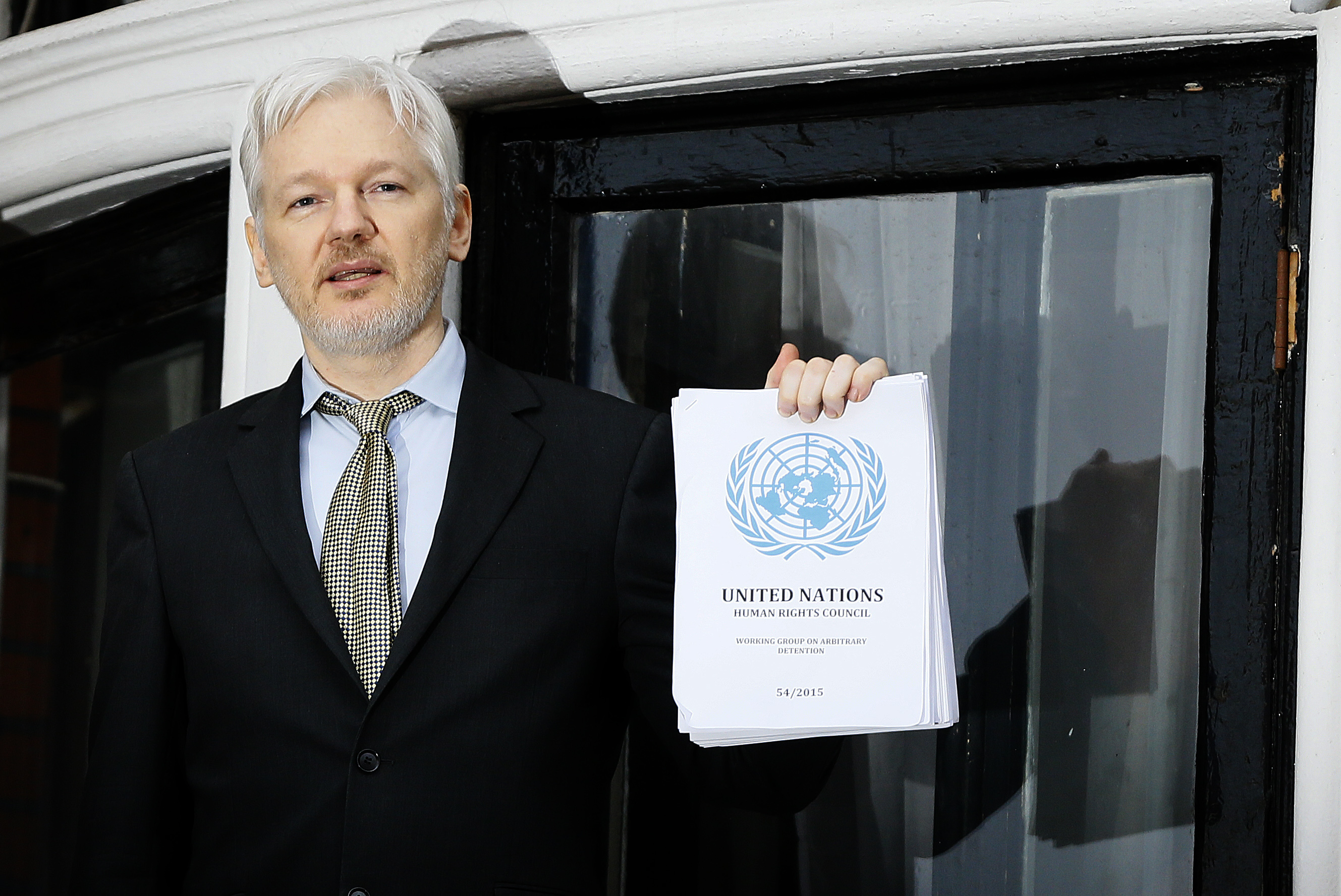 Основателят на Уикилийкс Джулиан Асандж говори от балкона на посолството на Еквадор в Лондон