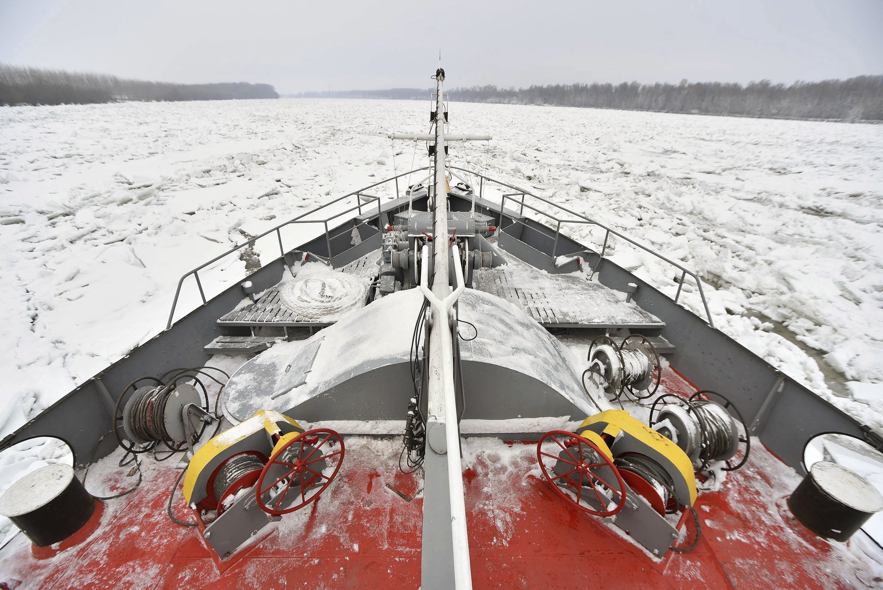 Ледът вече нанесе щети на пристани, понтони и баржи