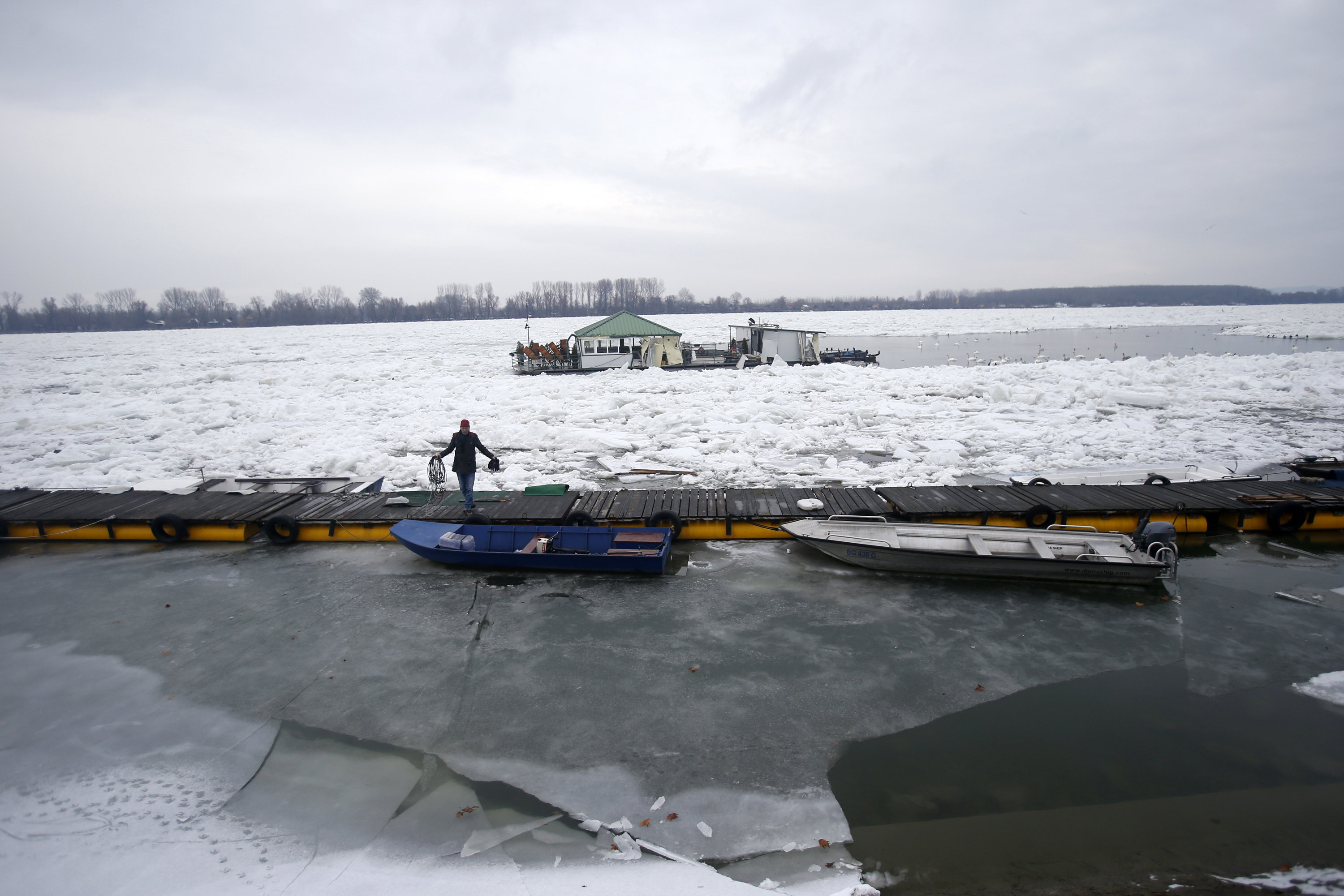 В Белград ледът е приковал две големи баржи до пилоните на мост