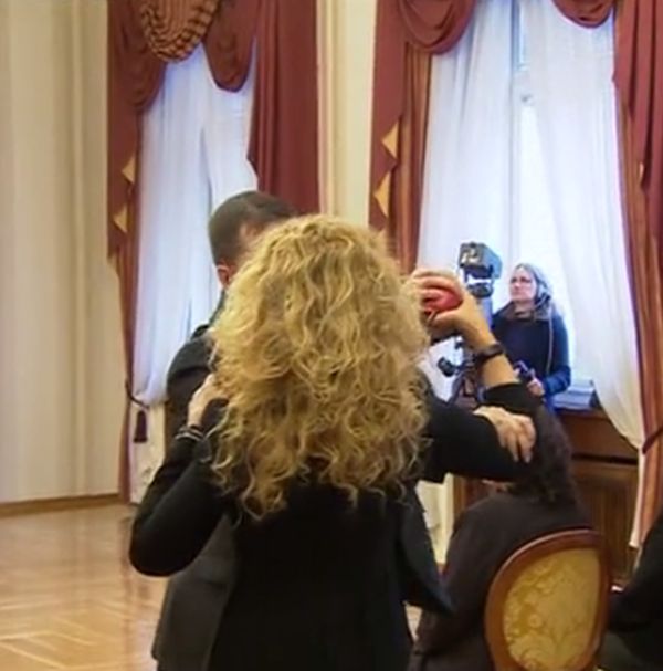 Eдин от гардовете на президента взе ябълката от ръцетe на Илиана Беновска