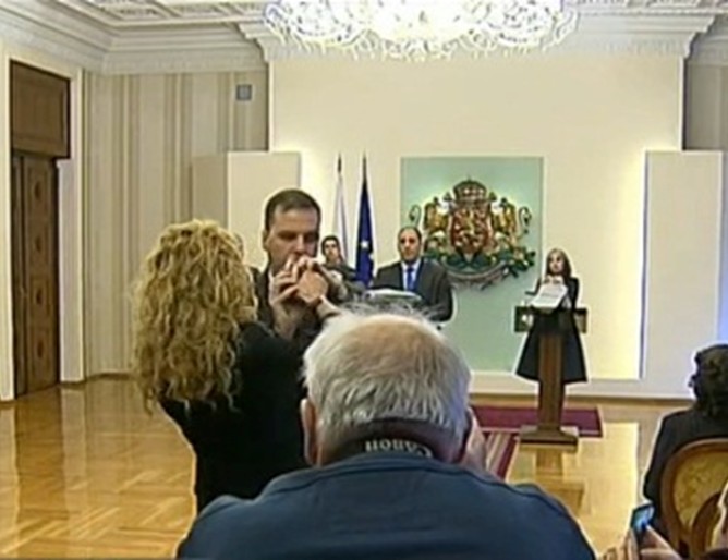 Илиана Беновска се опита да замери президента с ябълка