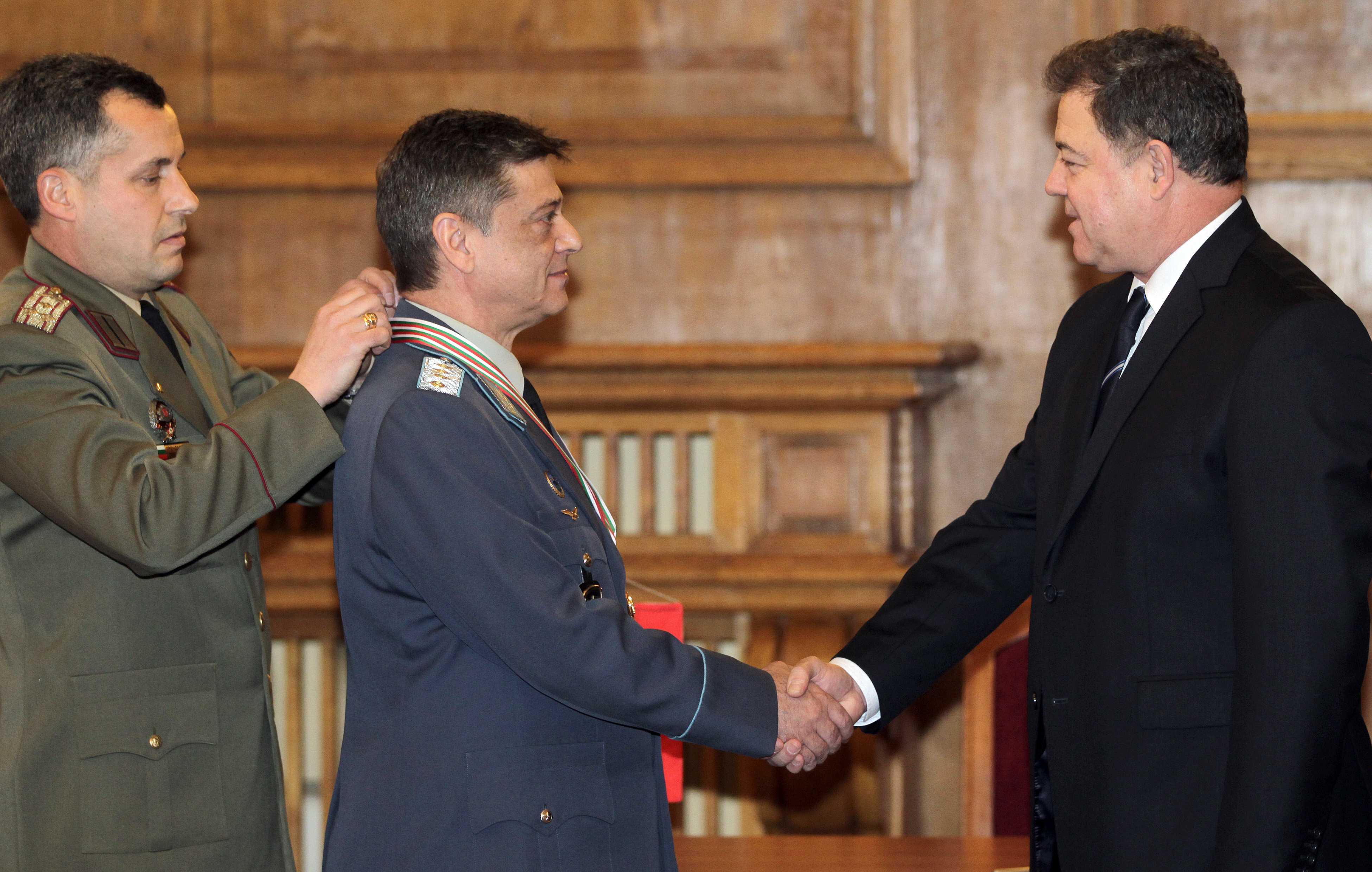 Досегашният началник на отбраната генерал Константин Попов сдаде длъжността