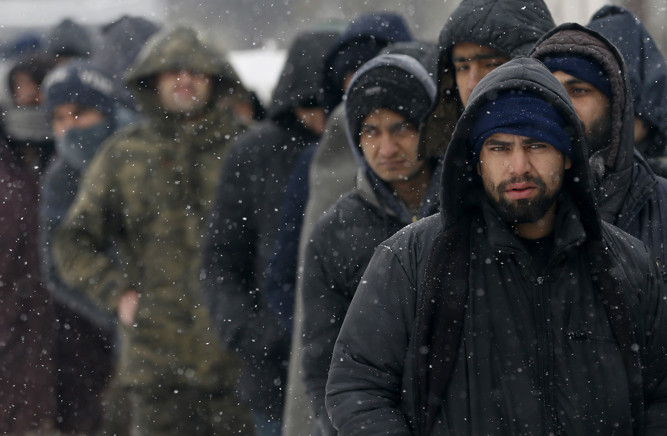Мигранти се редят на опашка за храна пред изоставен склад в Белград