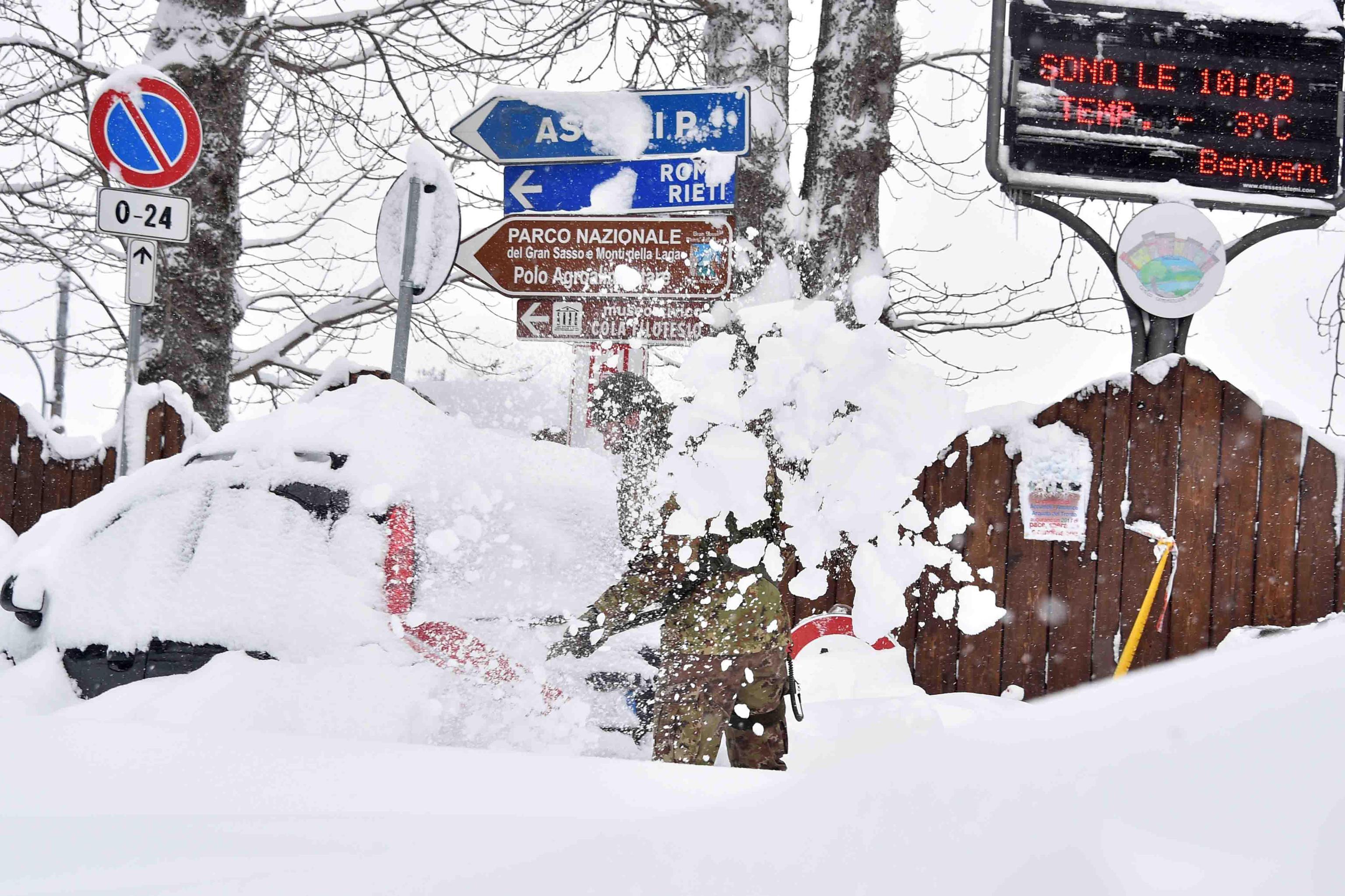 Италиански войник разчиства сняг в Аматриче, град за пореден път разлюлян от трусове