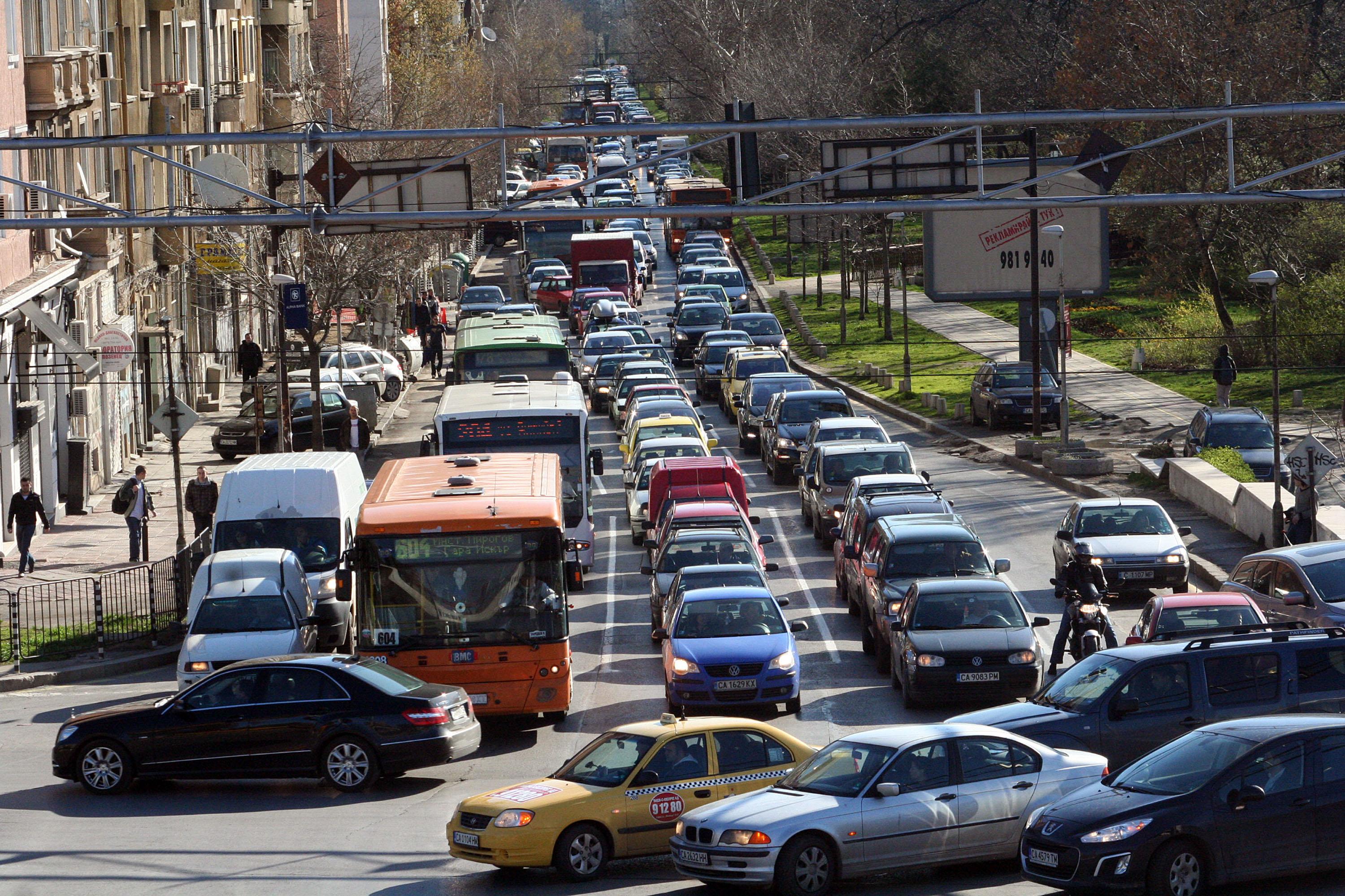 Голямата част от движещите се в България автомобили са стари и замърсяващи въздуха