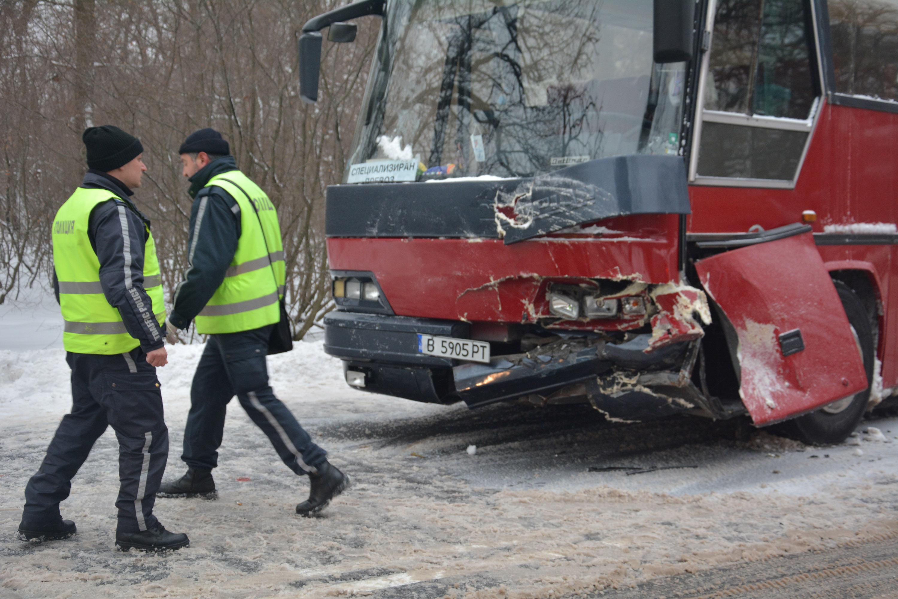 Жена се заби в автобус с деца и загина на място