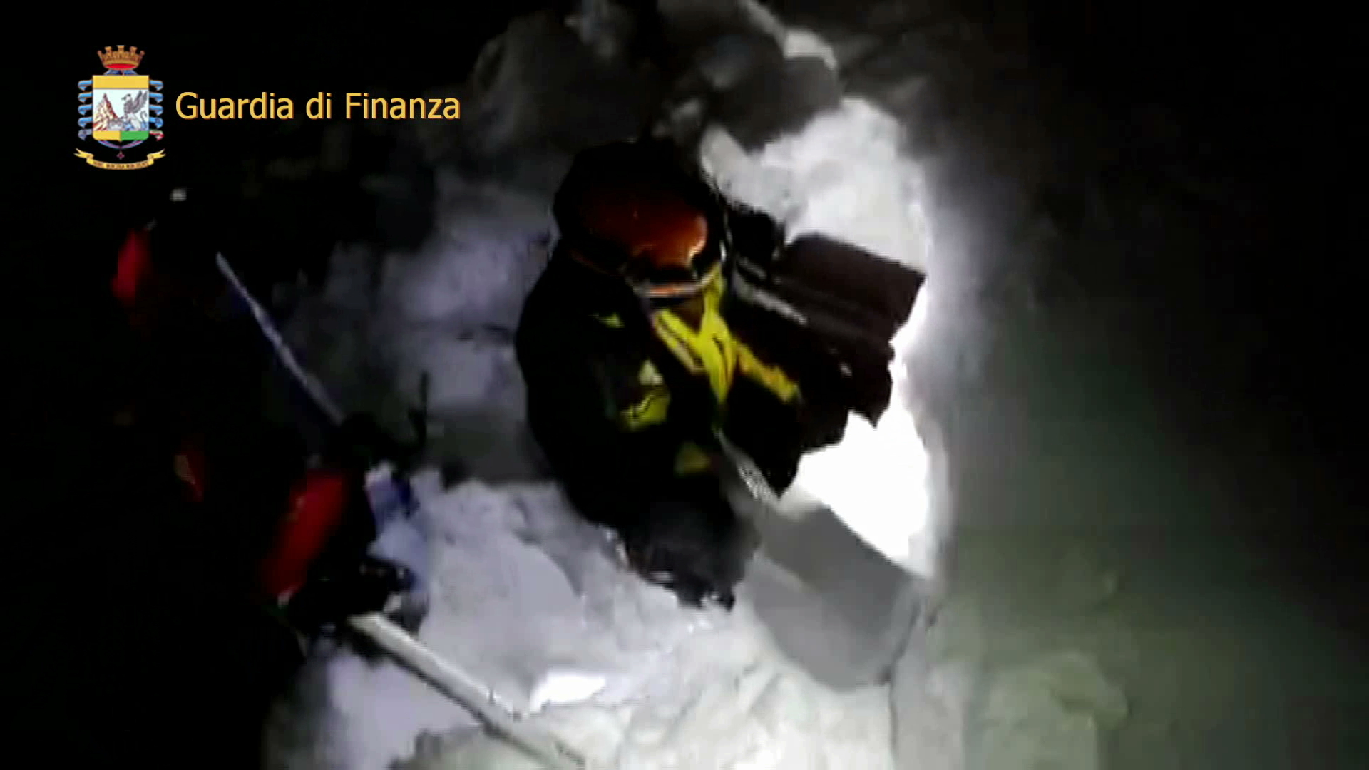 Спасители работят рано сутринта върху снежната маса заринала хотела